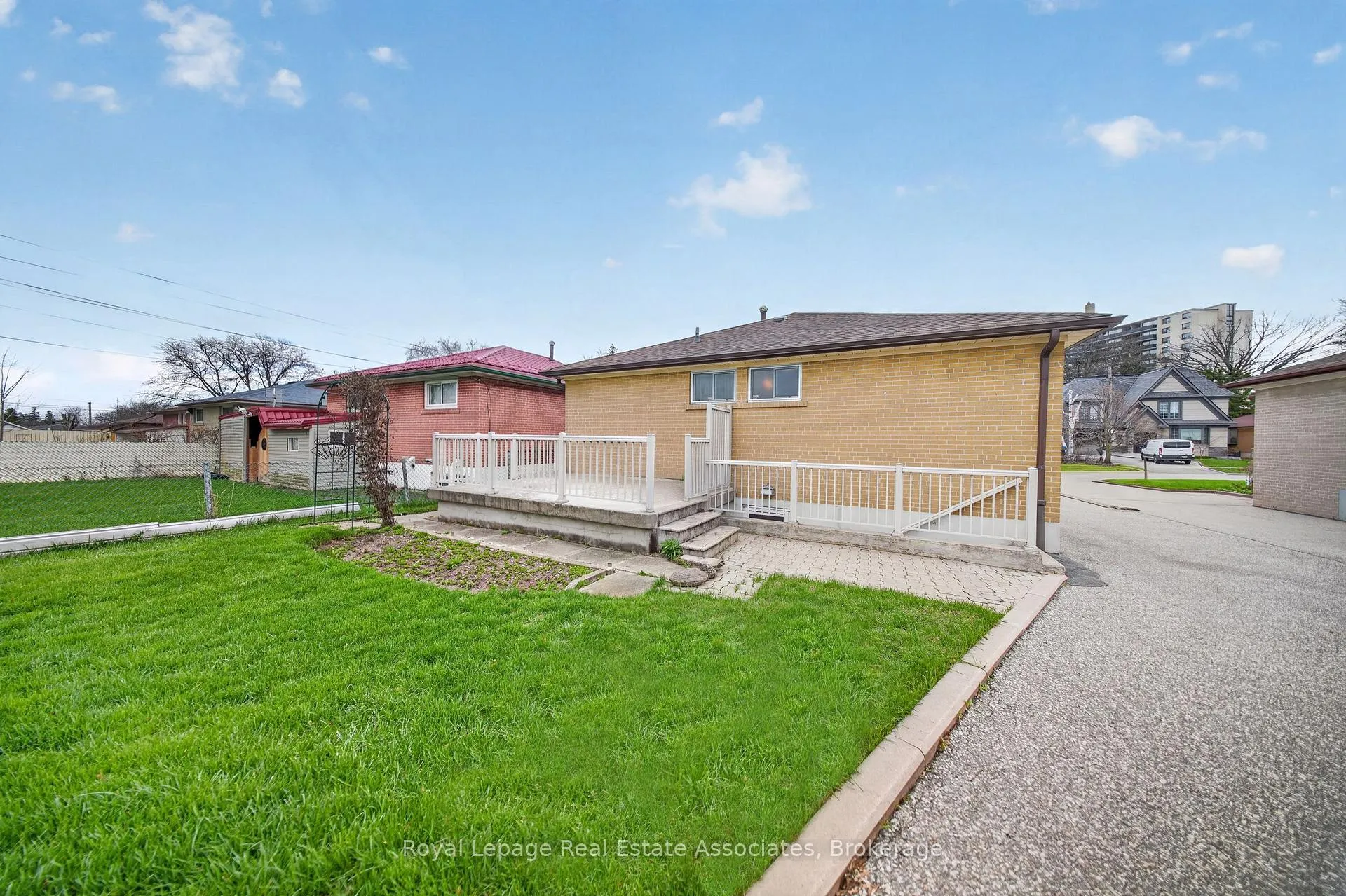 Photo 4 of 168 Taysham Crescent, Etobicoke, Thistletown-Beaumonde Heights — HOMEH