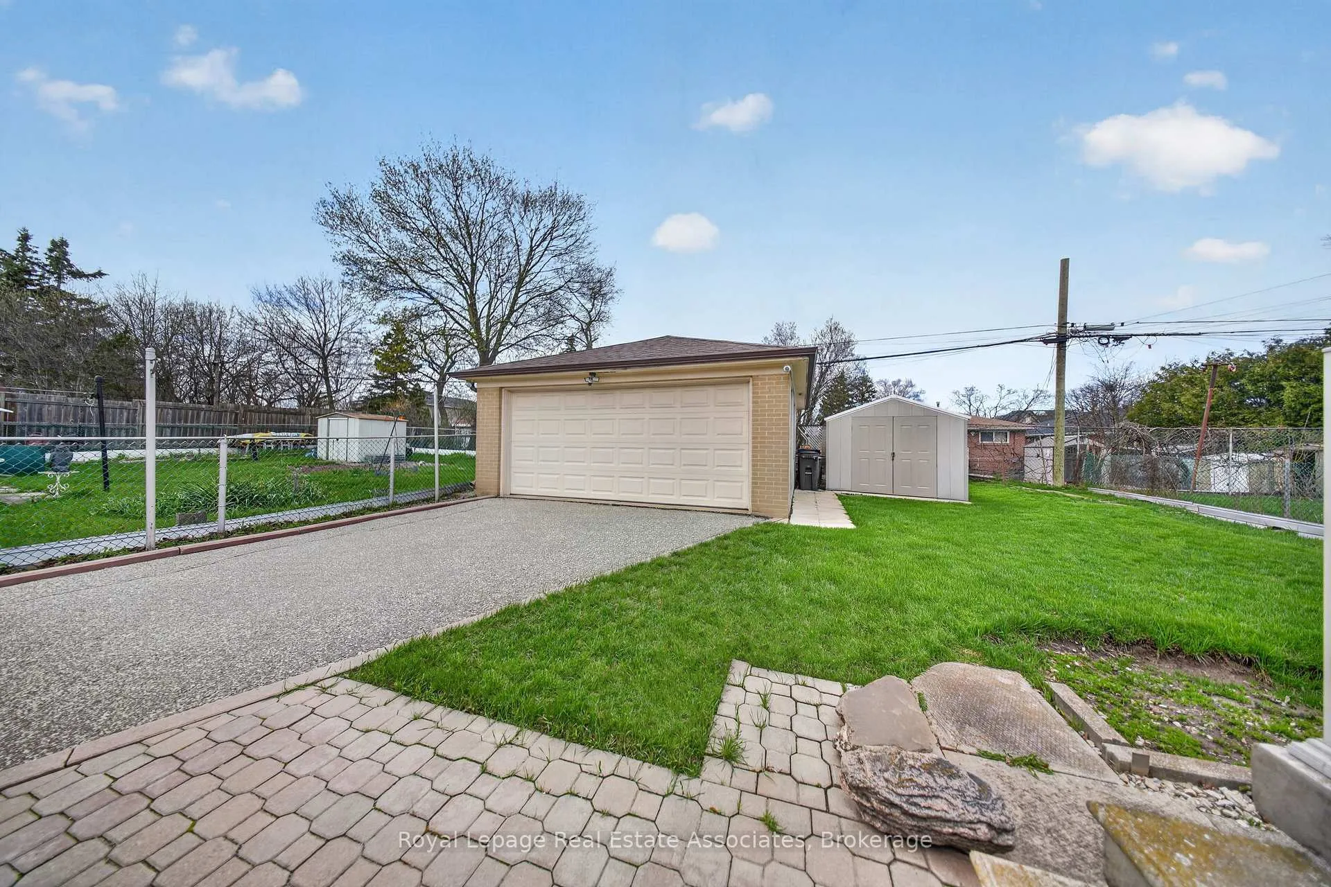Photo 5 of 168 Taysham Crescent, Etobicoke, Thistletown-Beaumonde Heights — HOMEH