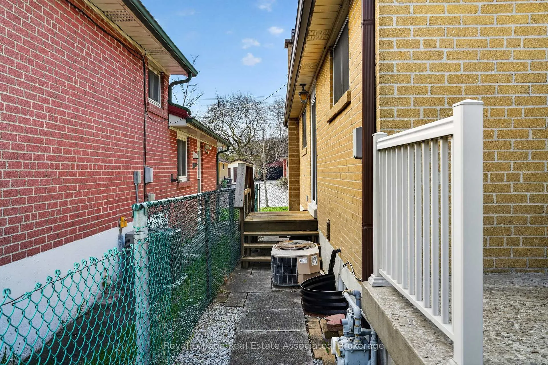 Photo 6 of 168 Taysham Crescent, Etobicoke, Thistletown-Beaumonde Heights — HOMEH