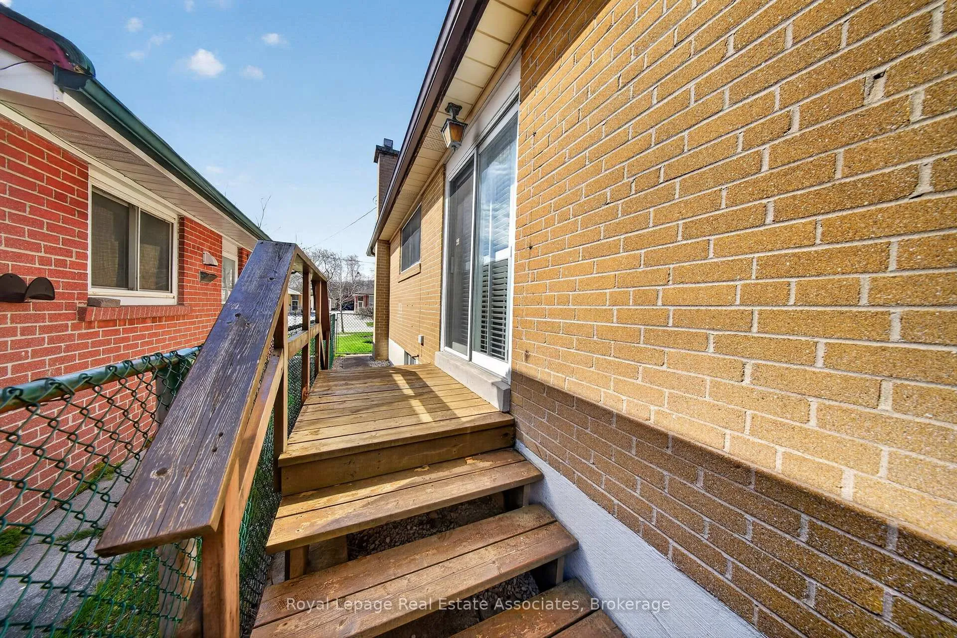 Photo 7 of 168 Taysham Crescent, Etobicoke, Thistletown-Beaumonde Heights — HOMEH
