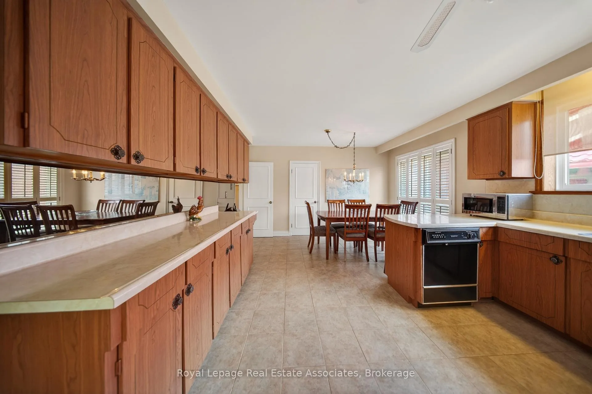 Photo 13 of 168 Taysham Crescent, Etobicoke, Thistletown-Beaumonde Heights — HOMEH