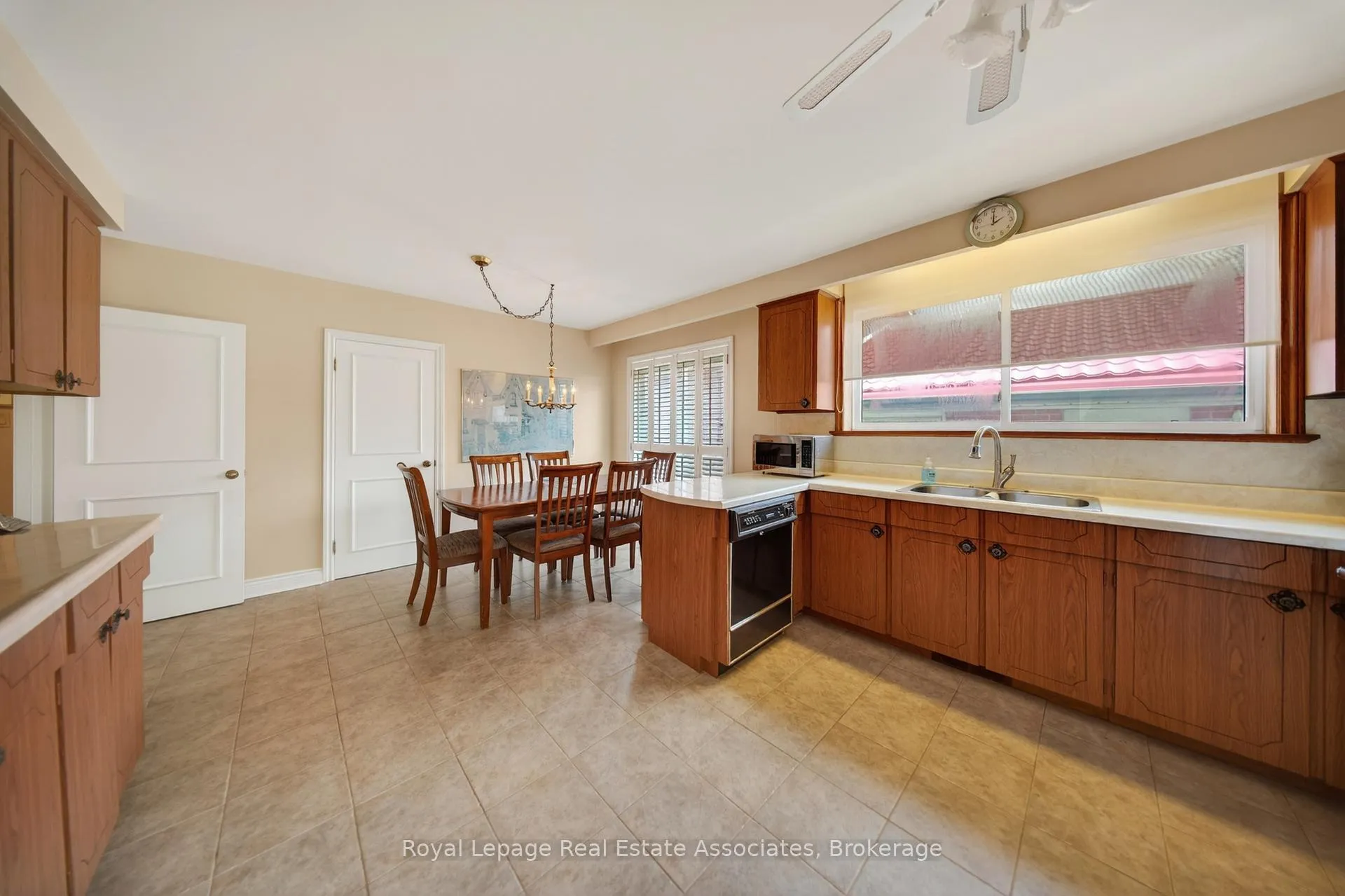 Photo 14 of 168 Taysham Crescent, Etobicoke, Thistletown-Beaumonde Heights — HOMEH