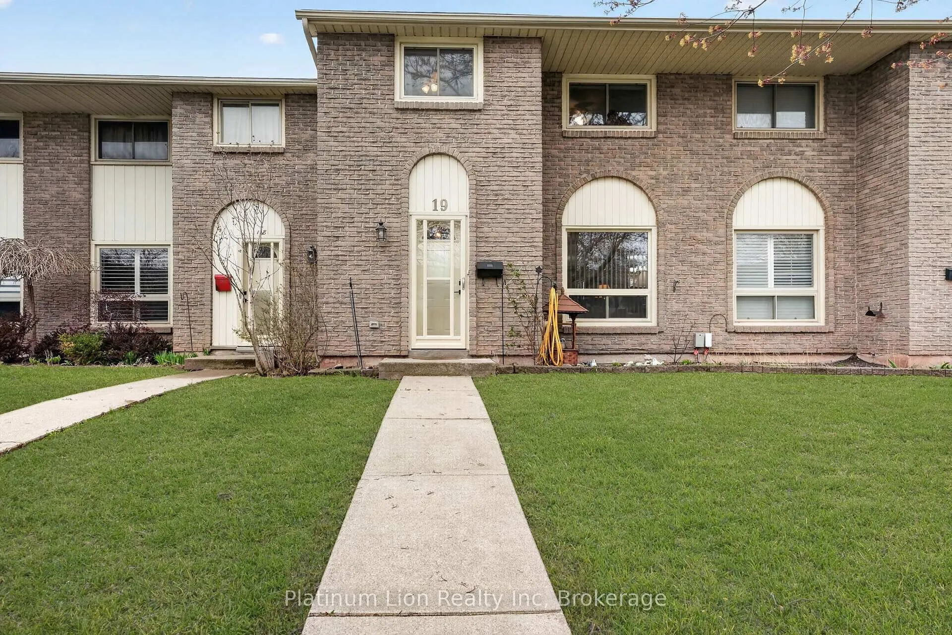 Photo 3 of Unit 19, 150 Gateshead Crescent, Hamilton, Stoney Creek — HOMEH