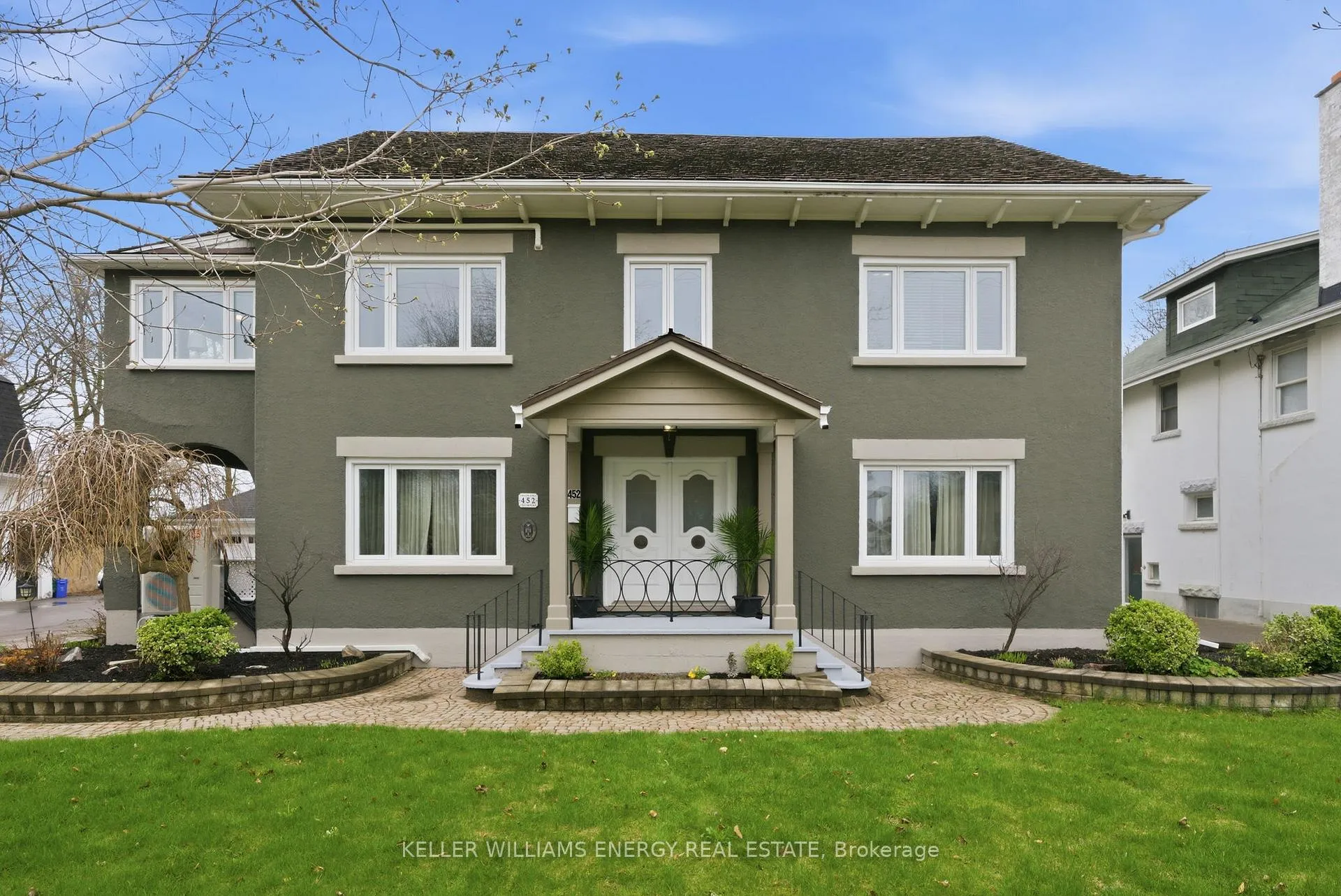 Front of 452 Simcoe Street N