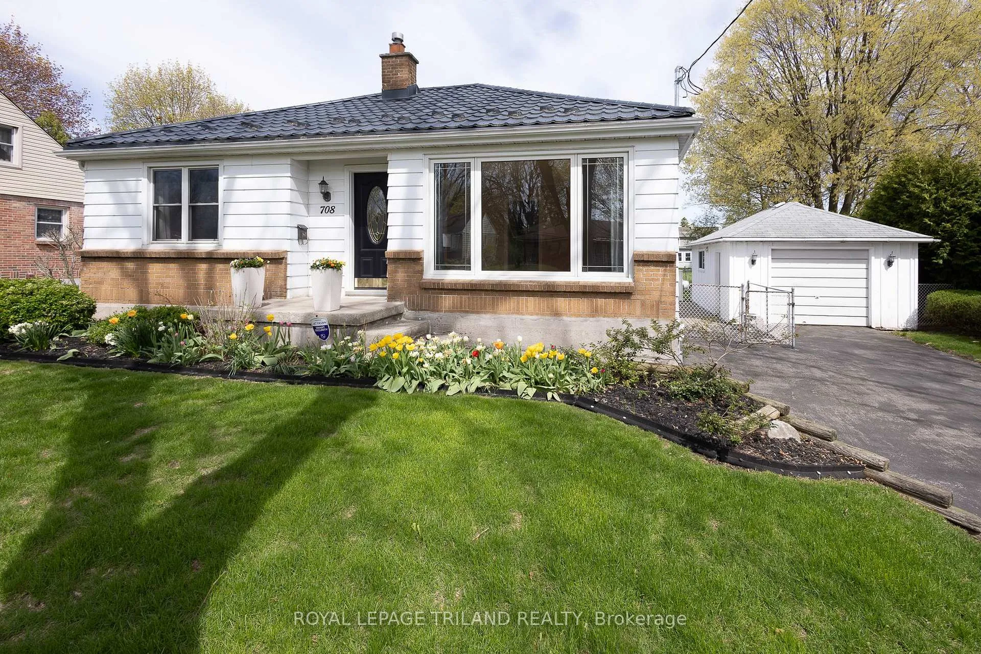 Photo 2 of 708 Norwood Avenue, London, East A — HOMEH