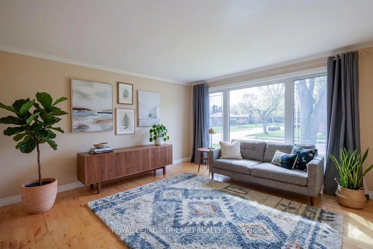 Photo 3 of 708 Norwood Avenue, London, East A — HOMEH