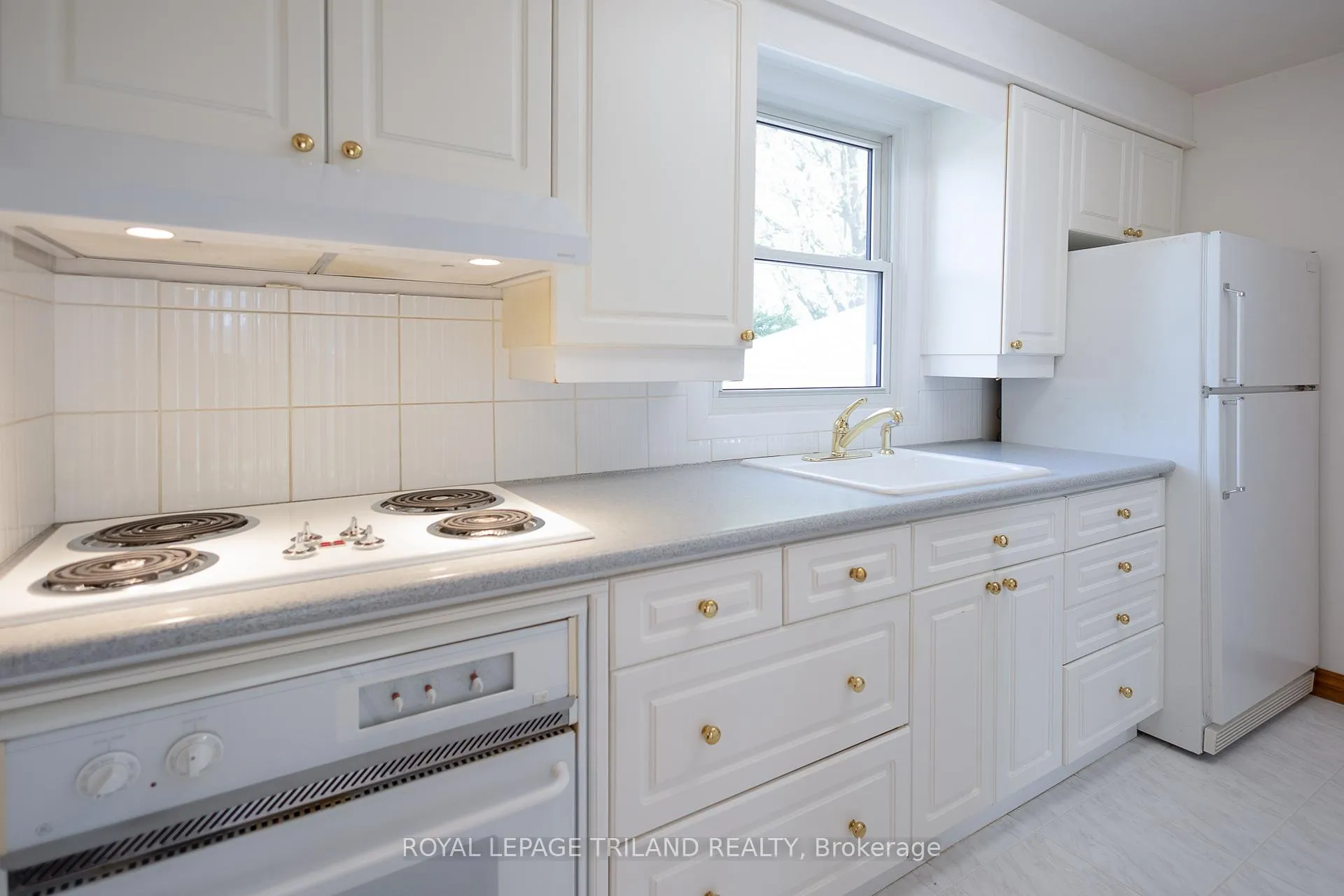 Photo 4 of 708 Norwood Avenue, London, East A — HOMEH