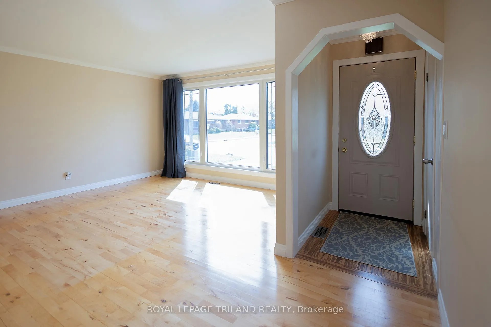 Photo 6 of 708 Norwood Avenue, London, East A — HOMEH
