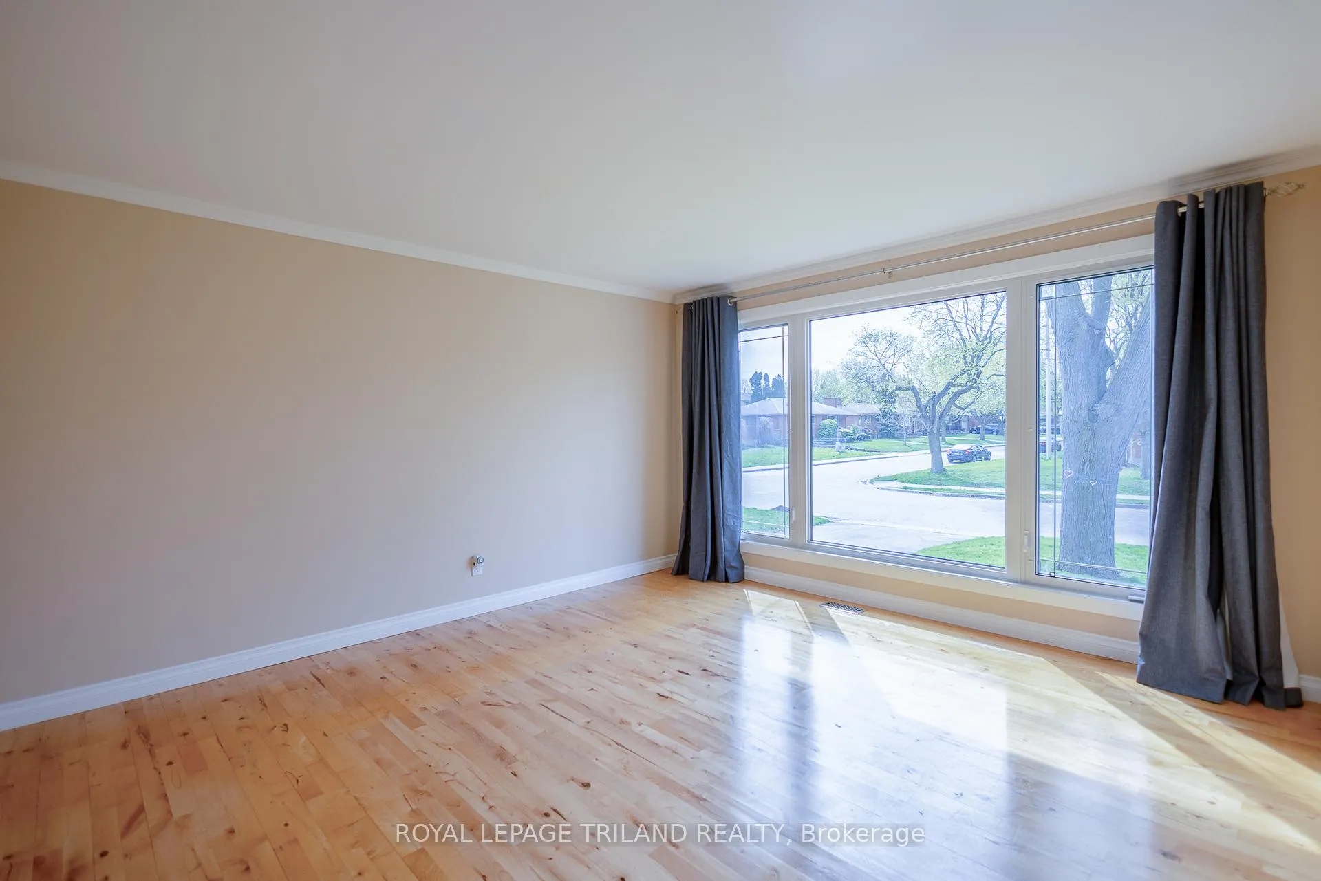 Photo 7 of 708 Norwood Avenue, London, East A — HOMEH