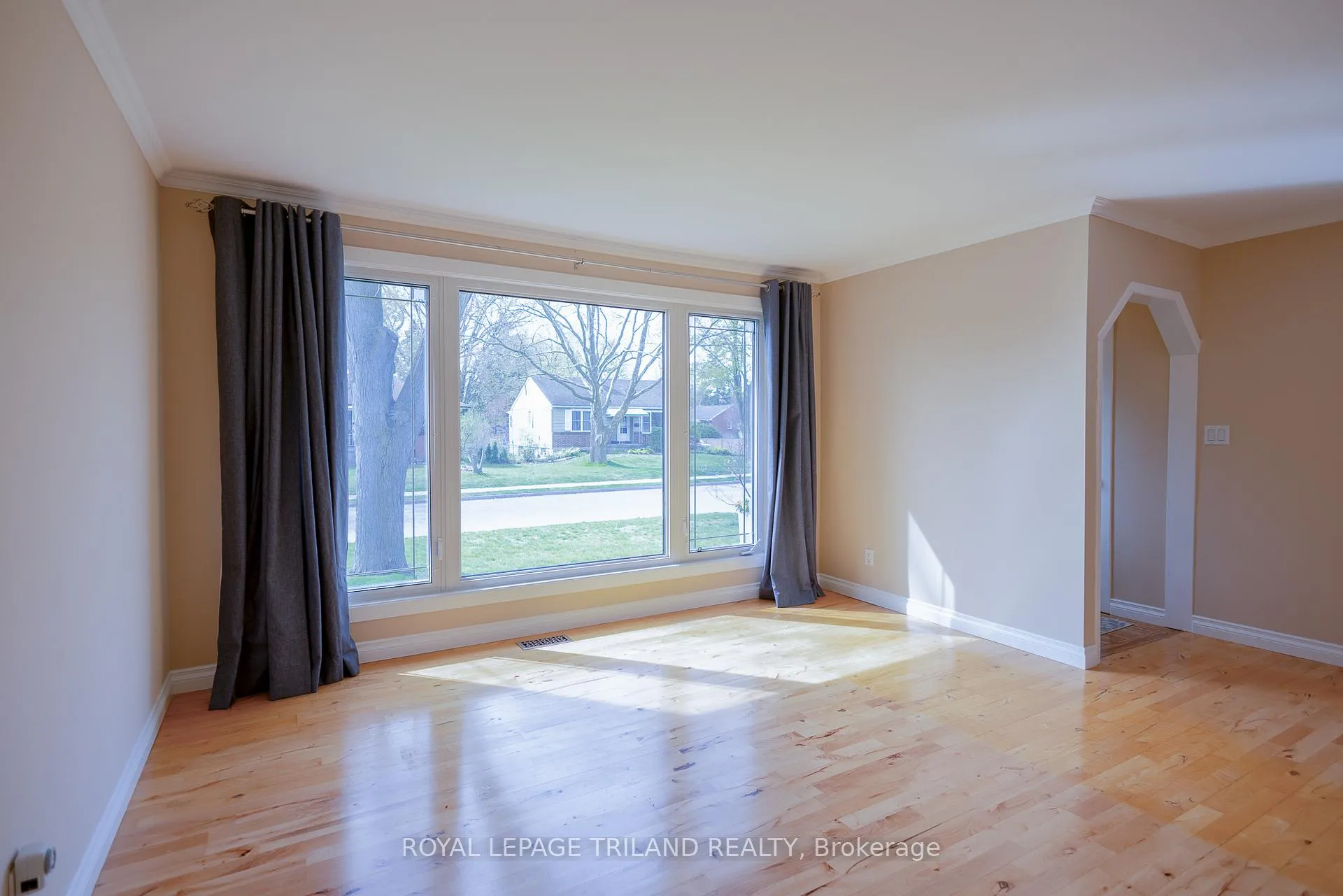 Photo 8 of 708 Norwood Avenue, London, East A — HOMEH