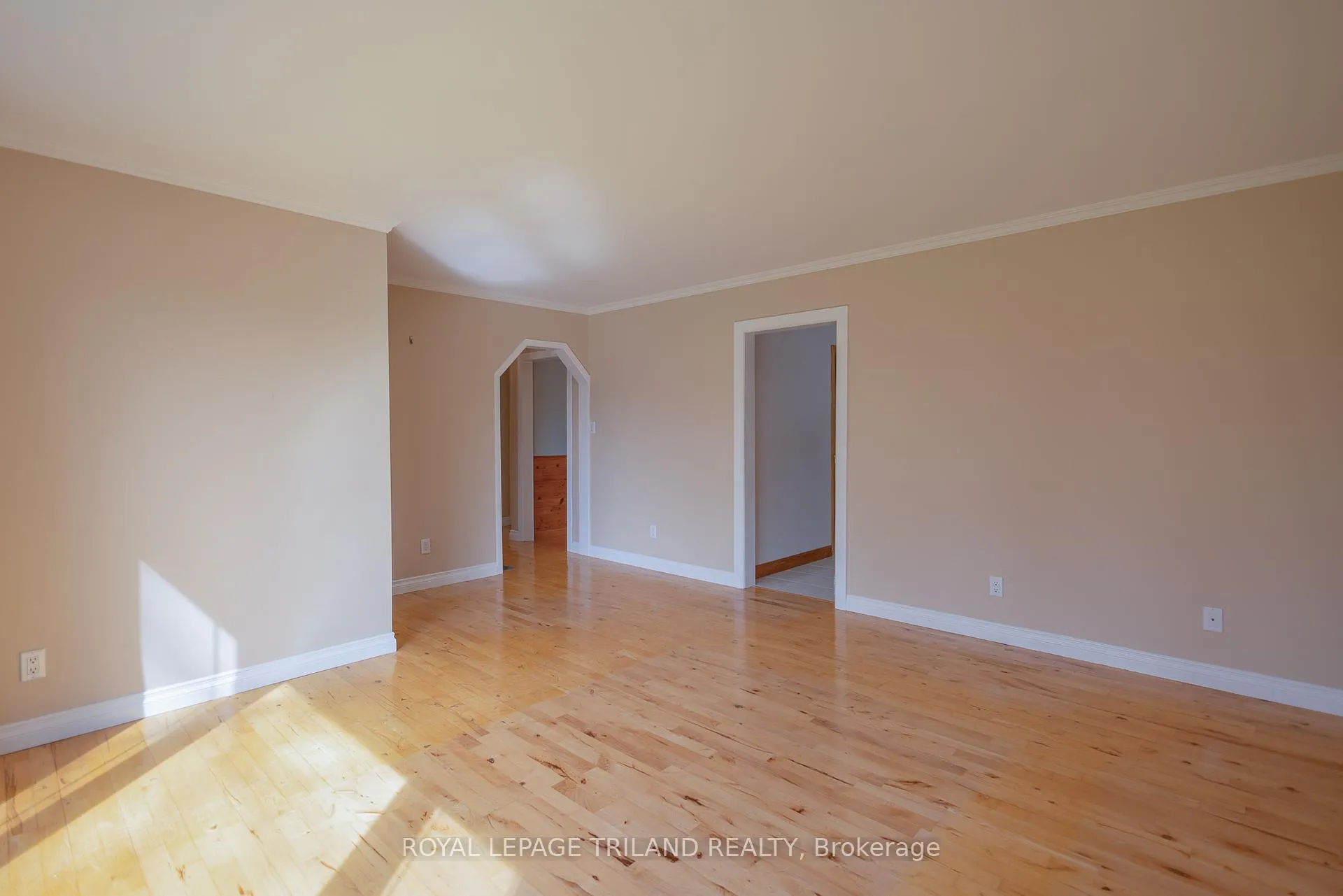 Photo 9 of 708 Norwood Avenue, London, East A — HOMEH