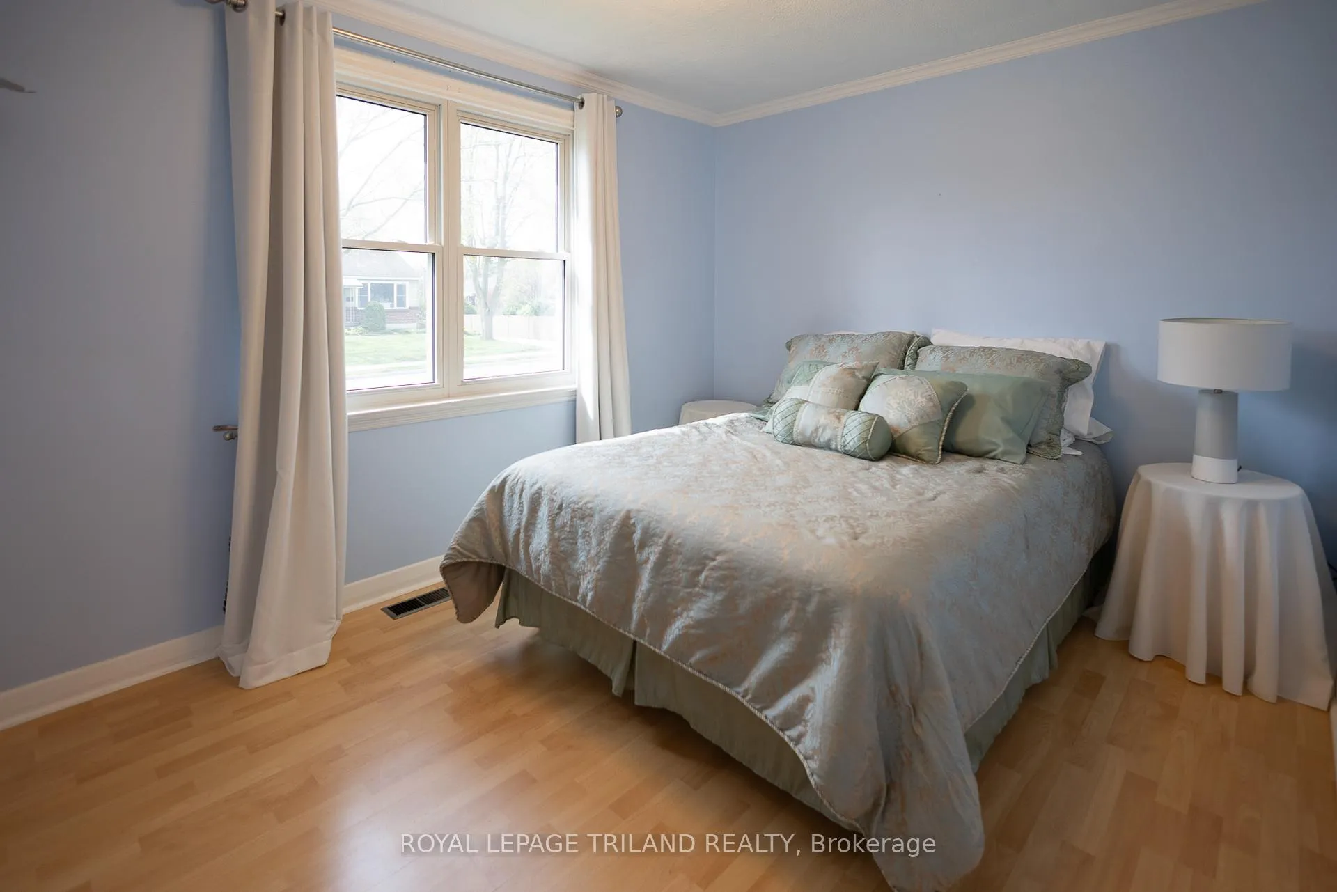 Photo 13 of 708 Norwood Avenue, London, East A — HOMEH