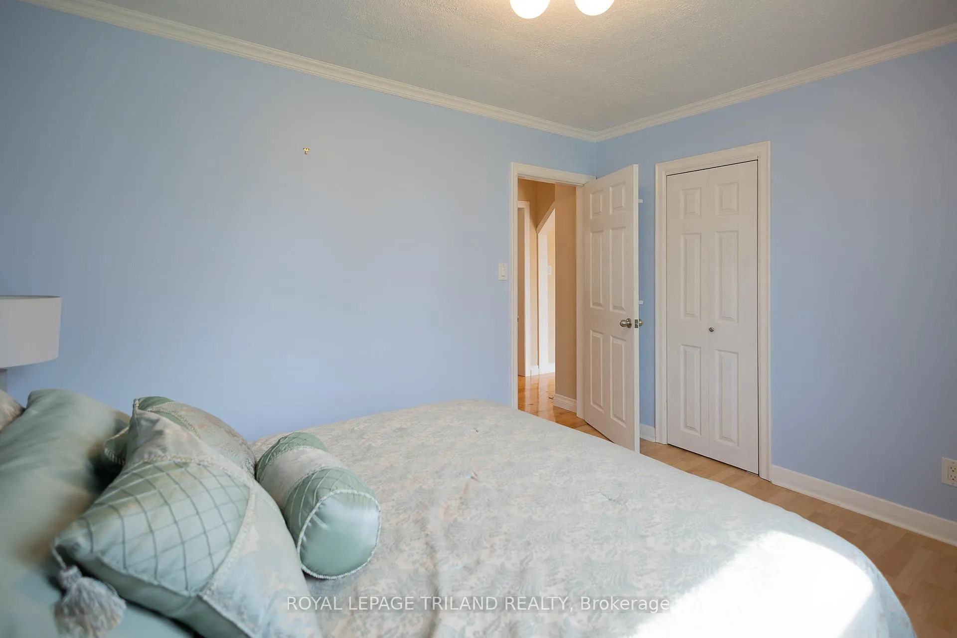 Photo 14 of 708 Norwood Avenue, London, East A — HOMEH