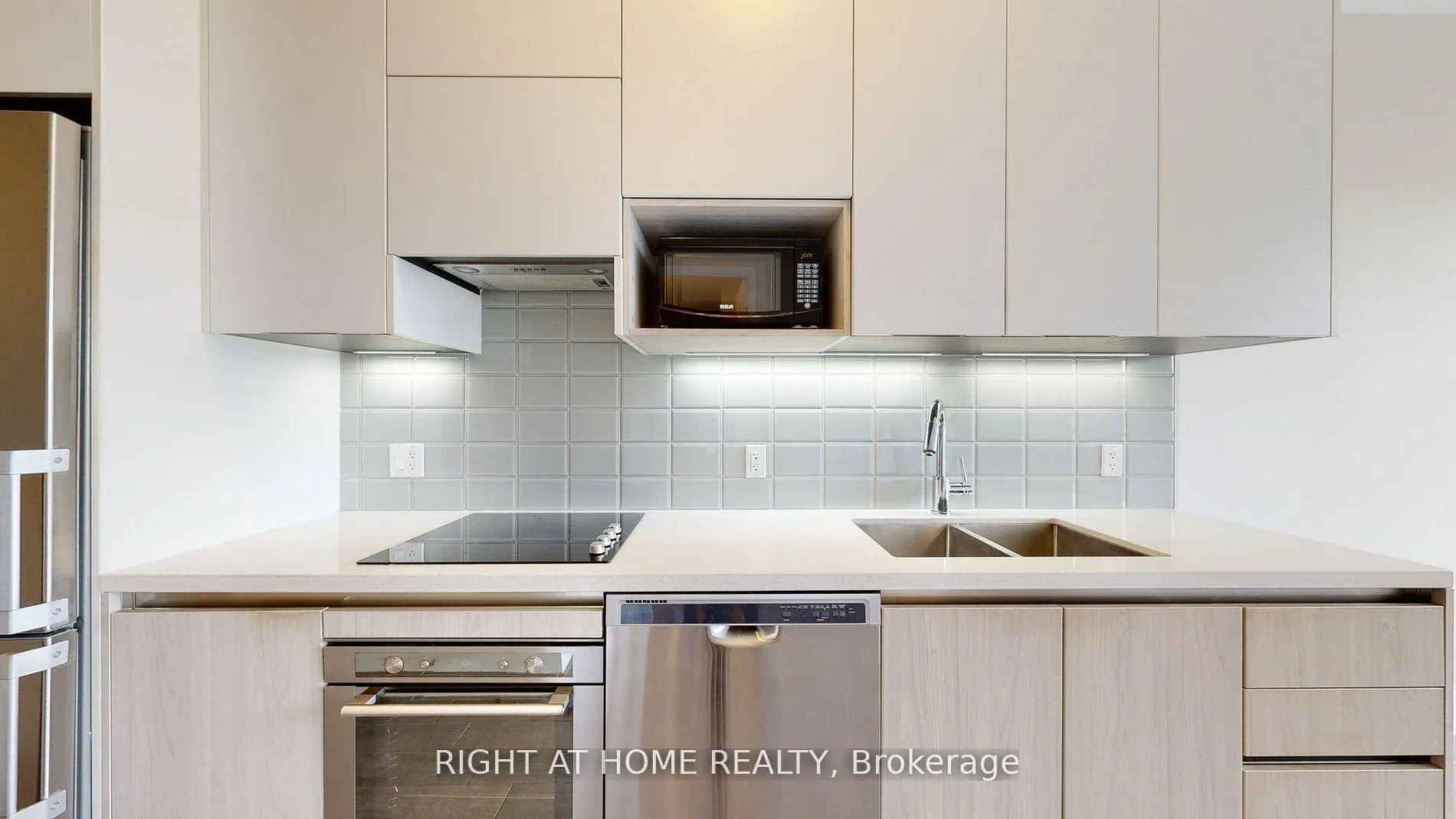 Photo 6 of Unit 827, 15 Water Walk Drive, Markham, Unionville — HOMEH