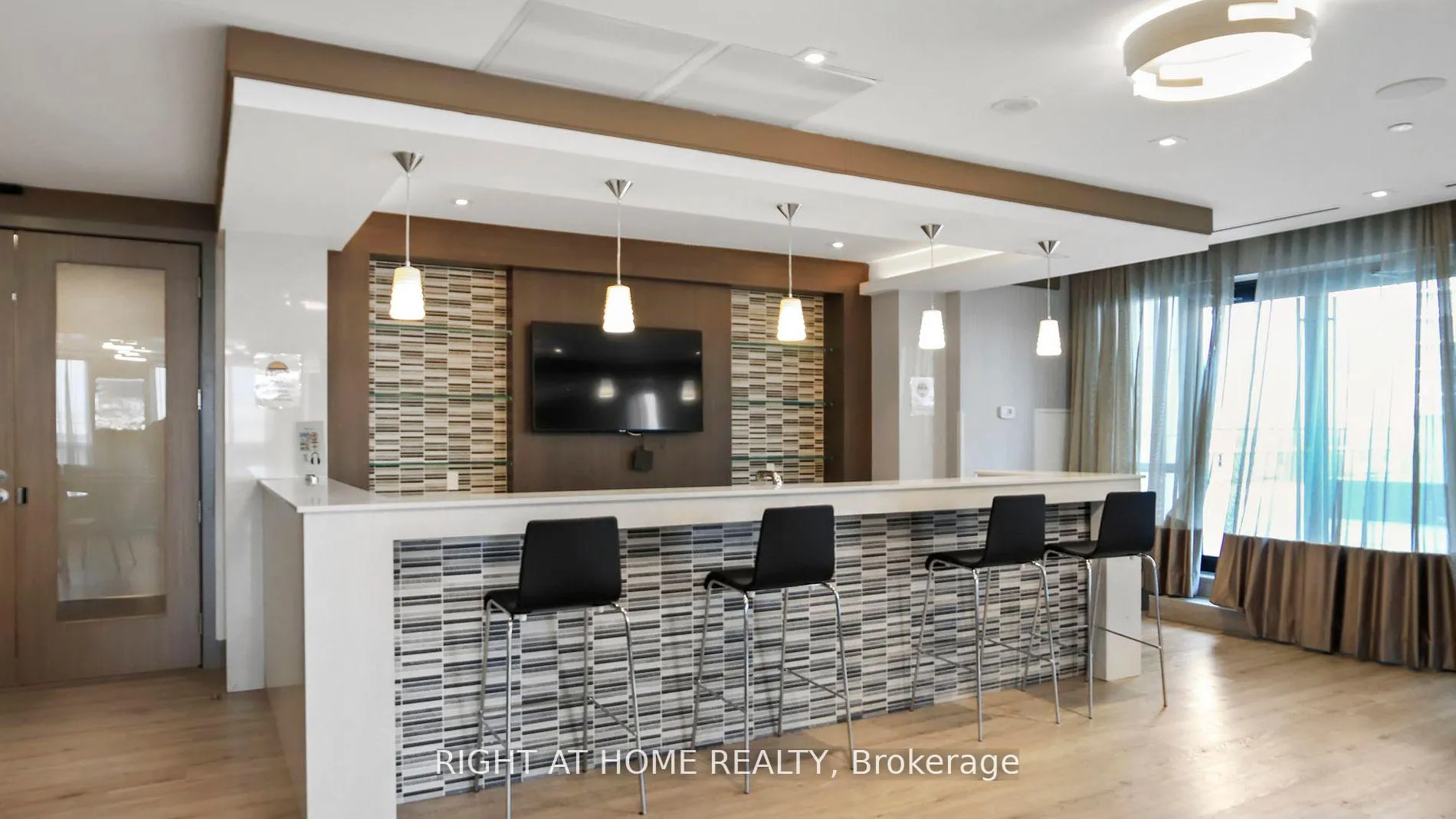 Photo 12 of Unit 827, 15 Water Walk Drive, Markham, Unionville — HOMEH