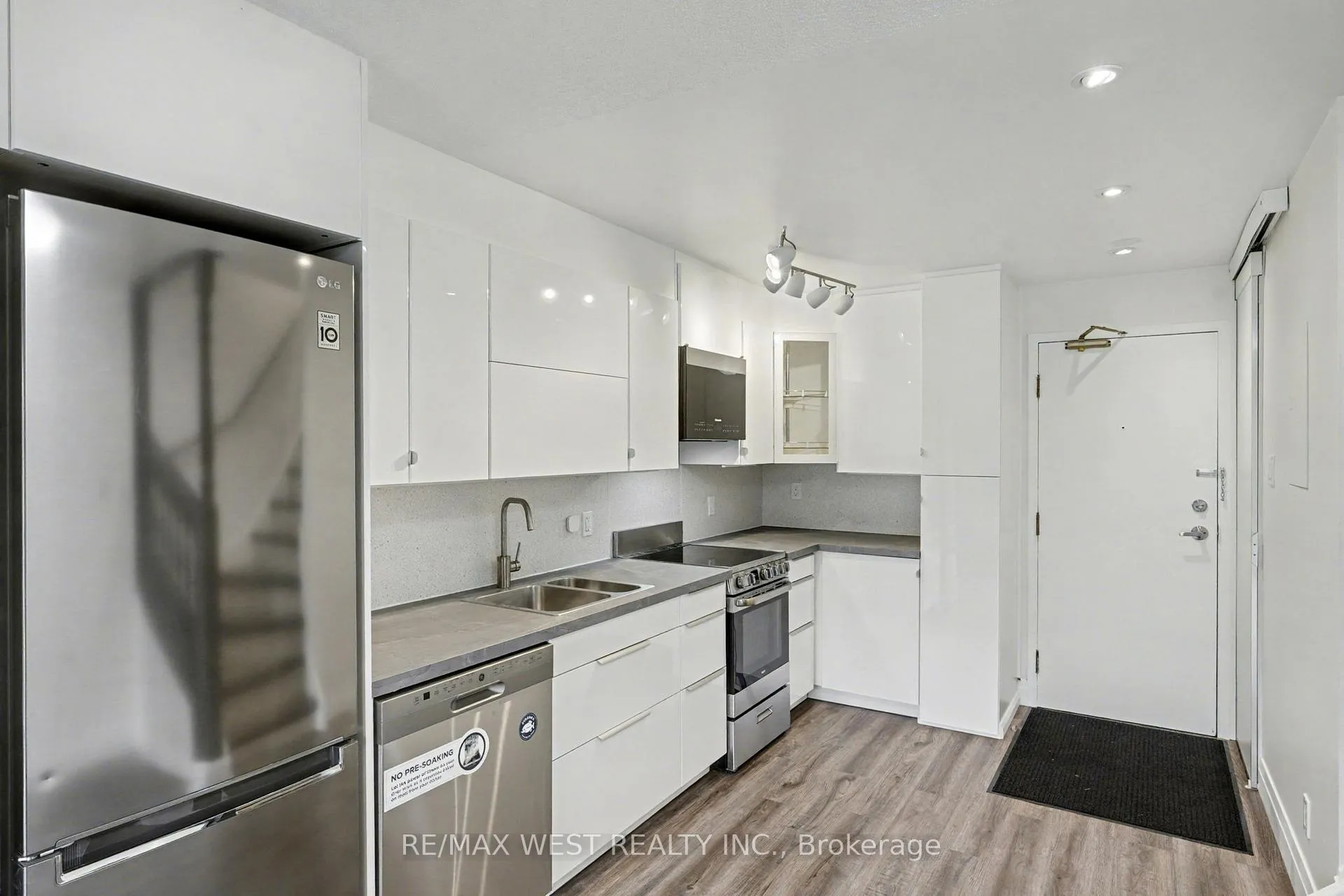 Photo 2 of Unit 37, 67 Valleyview Road, Kitchener, Laurentian Hills — HOMEH