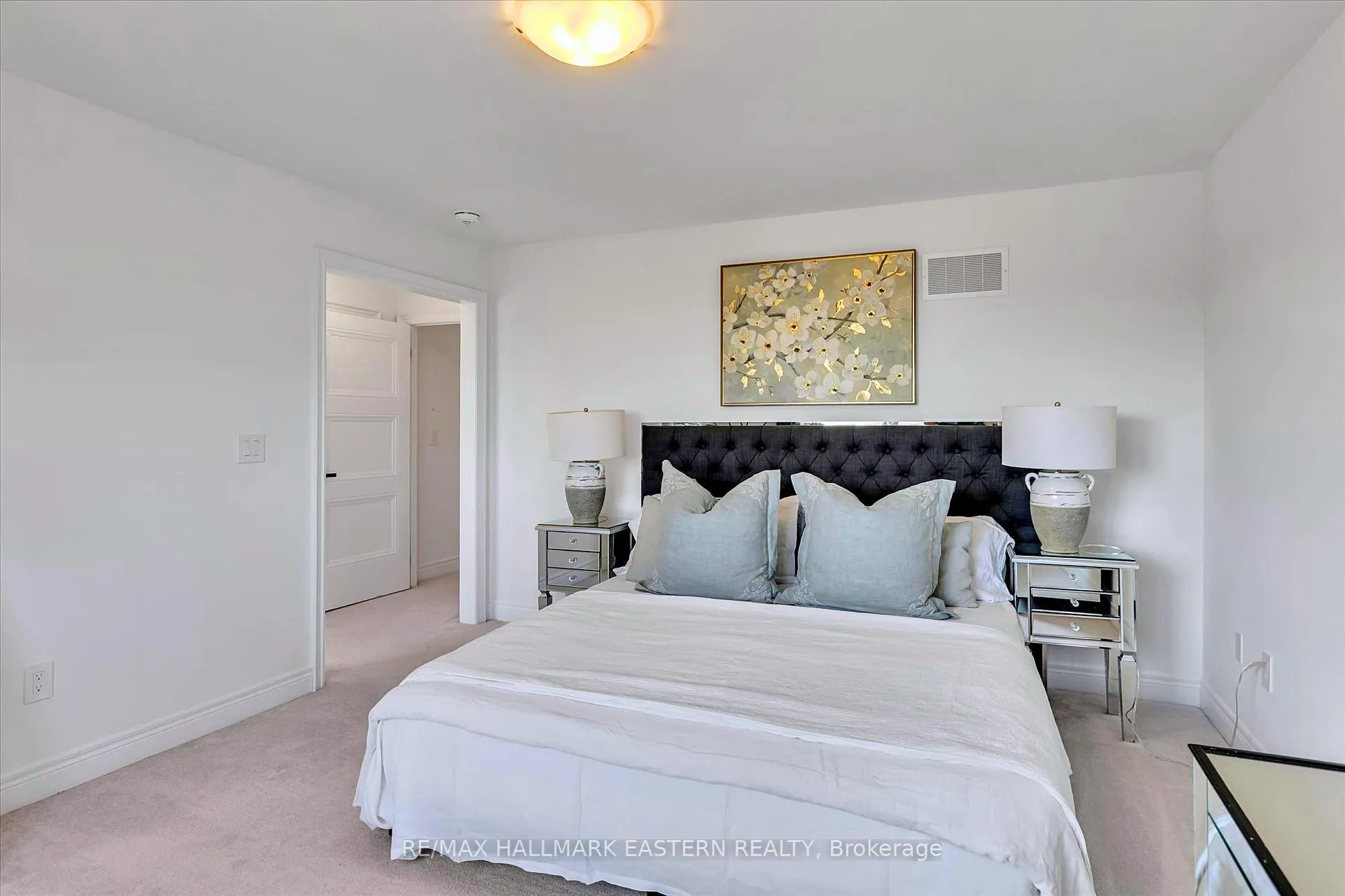Photo 23 of 118 Whitehand Drive, Clarington, Newcastle — HOMEH