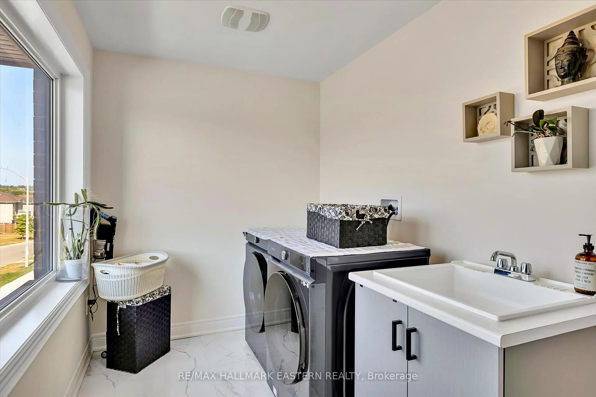 Photo 37 of 118 Whitehand Drive, Clarington, Newcastle — HOMEH