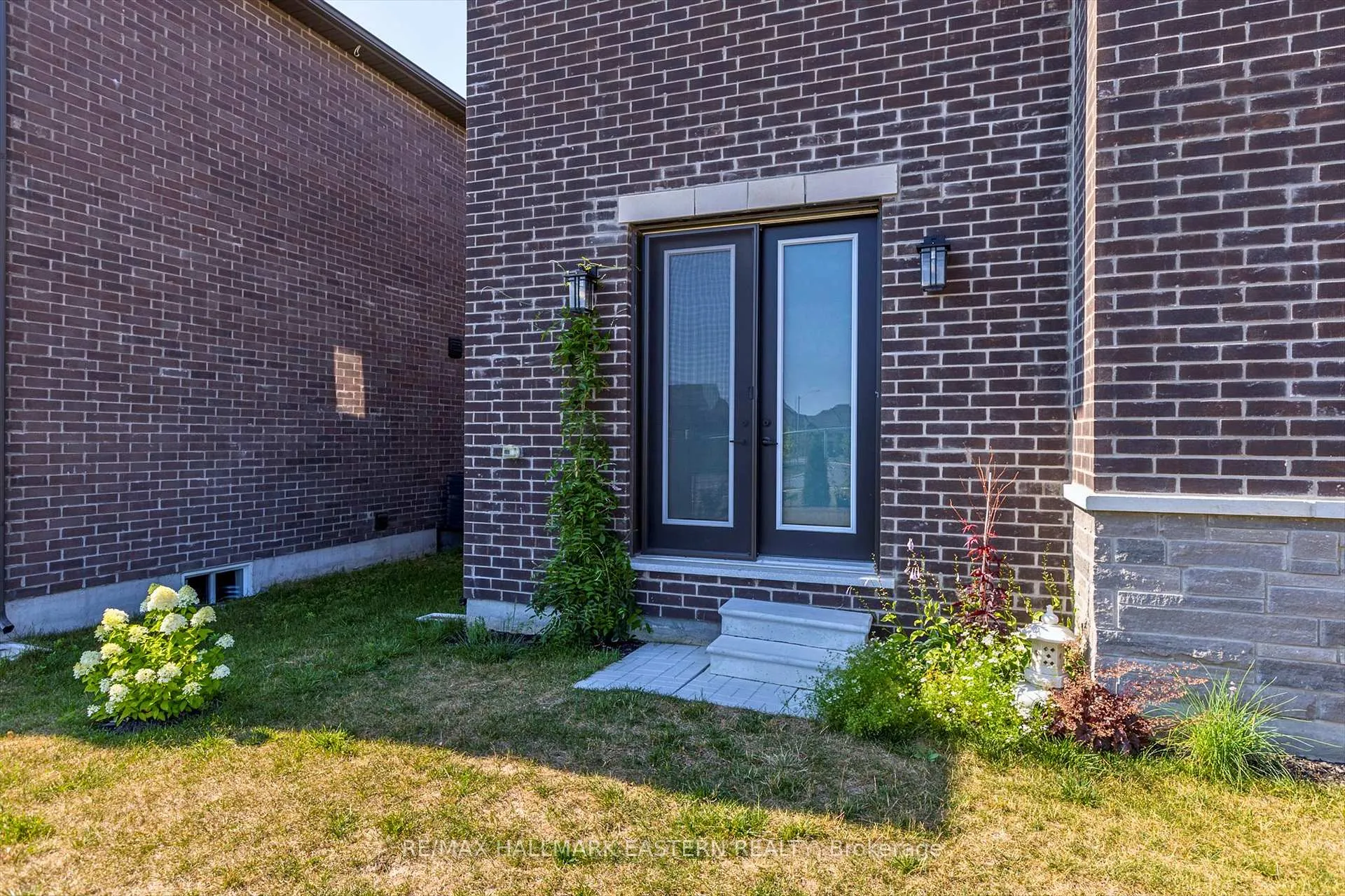 Photo 40 of 118 Whitehand Drive, Clarington, Newcastle — HOMEH