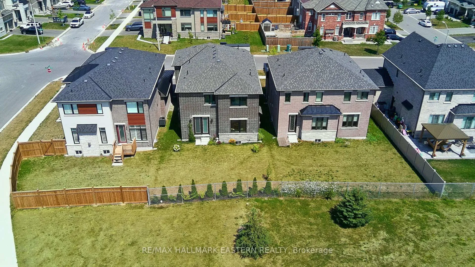Photo 43 of 118 Whitehand Drive, Clarington, Newcastle — HOMEH