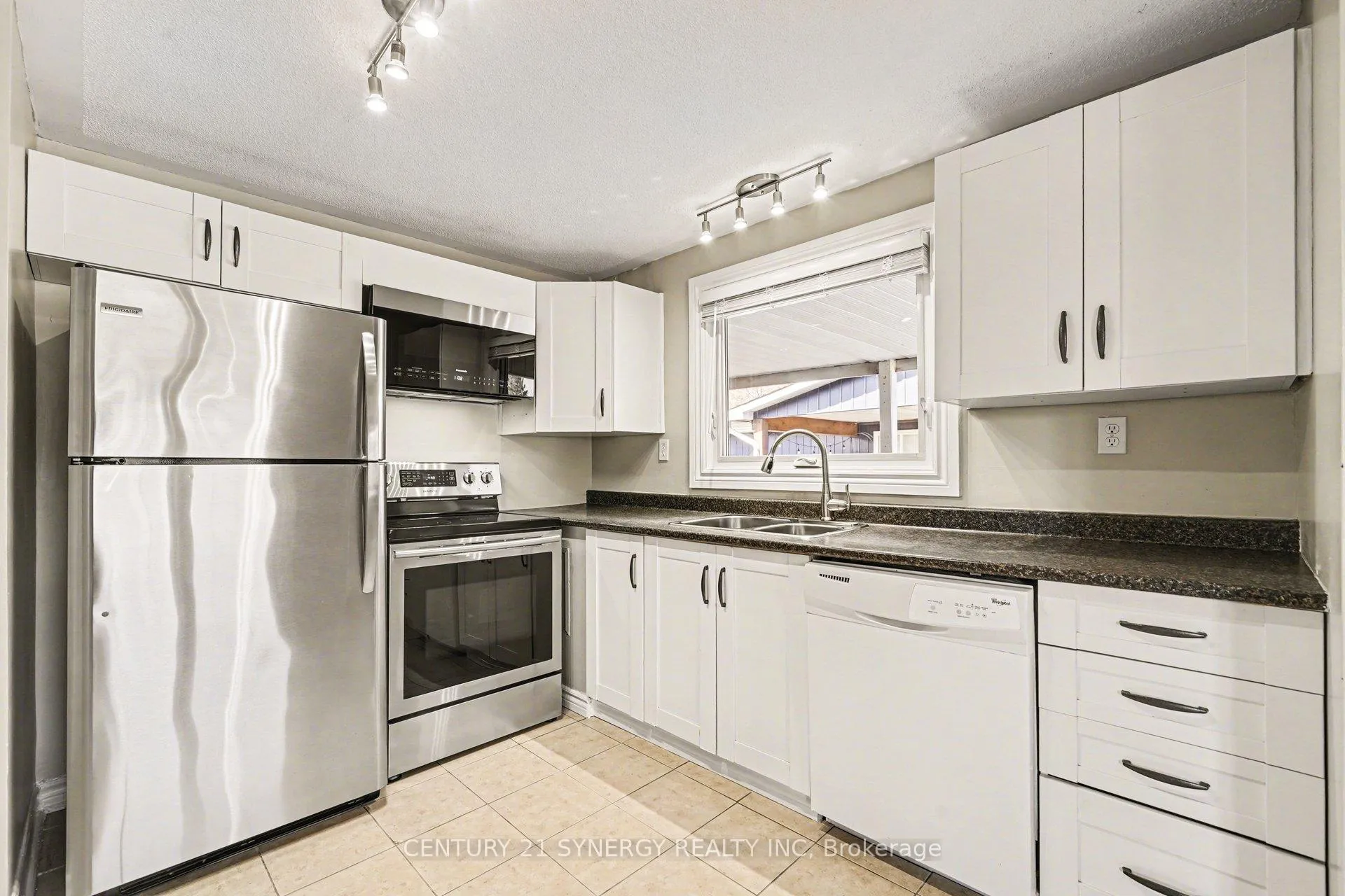 Photo 11 of 2428 Blackstone Crescent, Ottawa, Sheffield Glen/Industrial Park — HOMEH