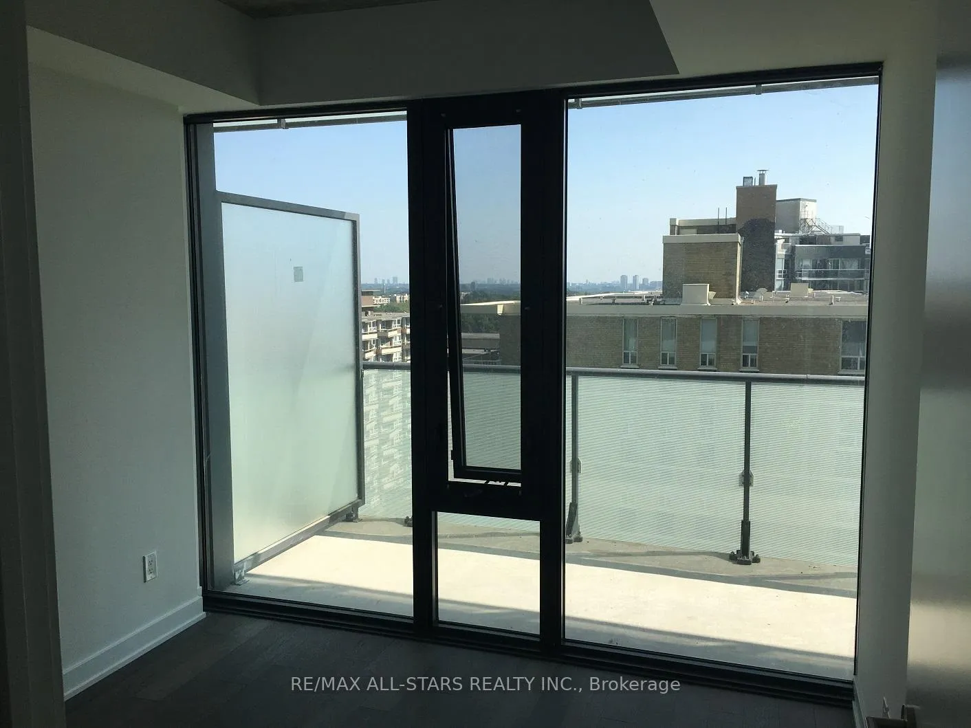 Photo 4 of Unit 907, 185 Roehampton Avenue, Toronto, Mount Pleasant West — HOMEH