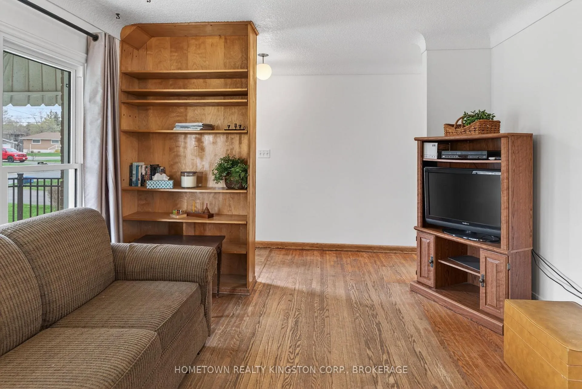 Photo 3 of 23 Fairfield Boulevard, Loyalist, Amherstview — HOMEH