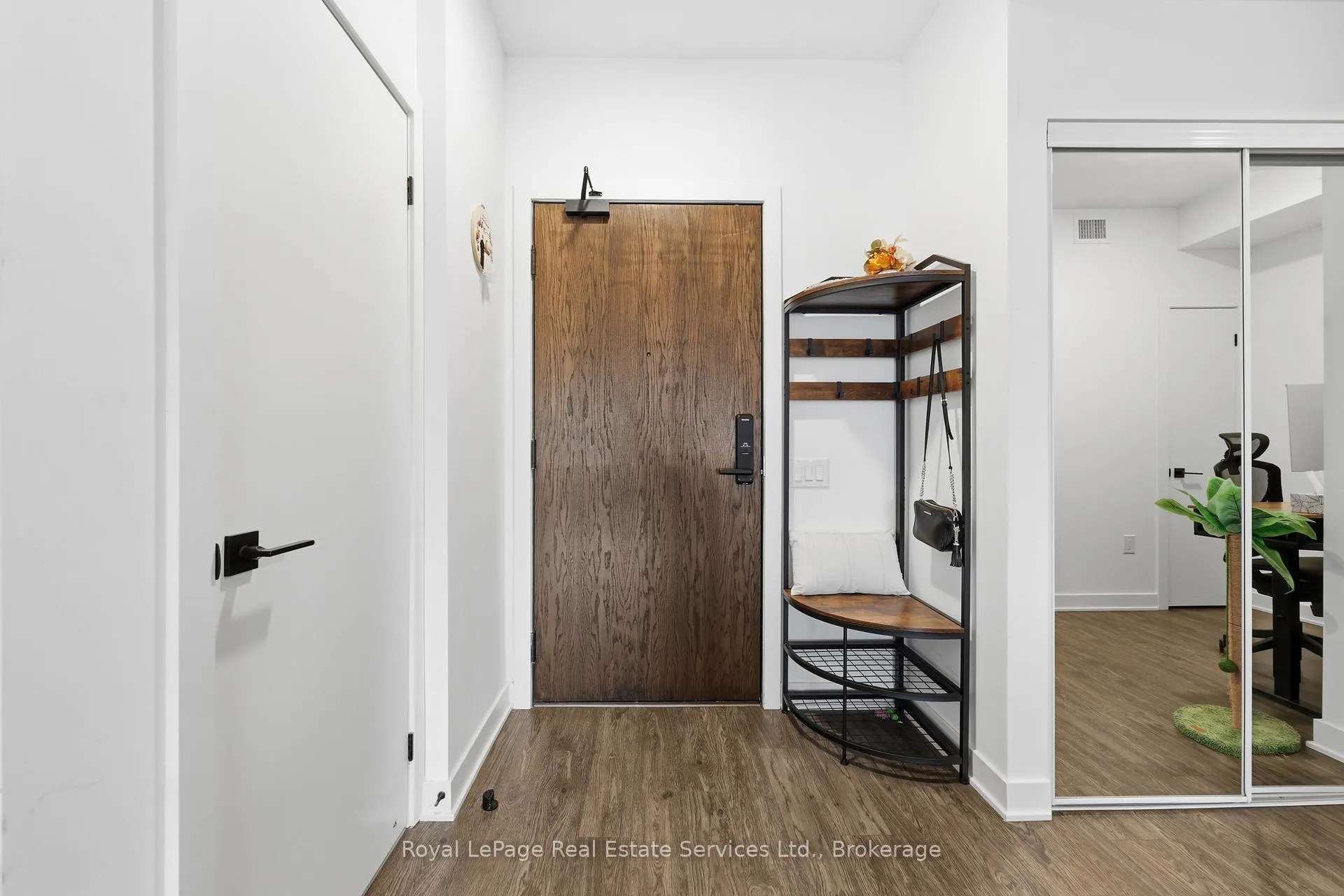 Photo 4 of Unit 202, 2782 Barton Street E, Hamilton, Riverdale — HOMEH