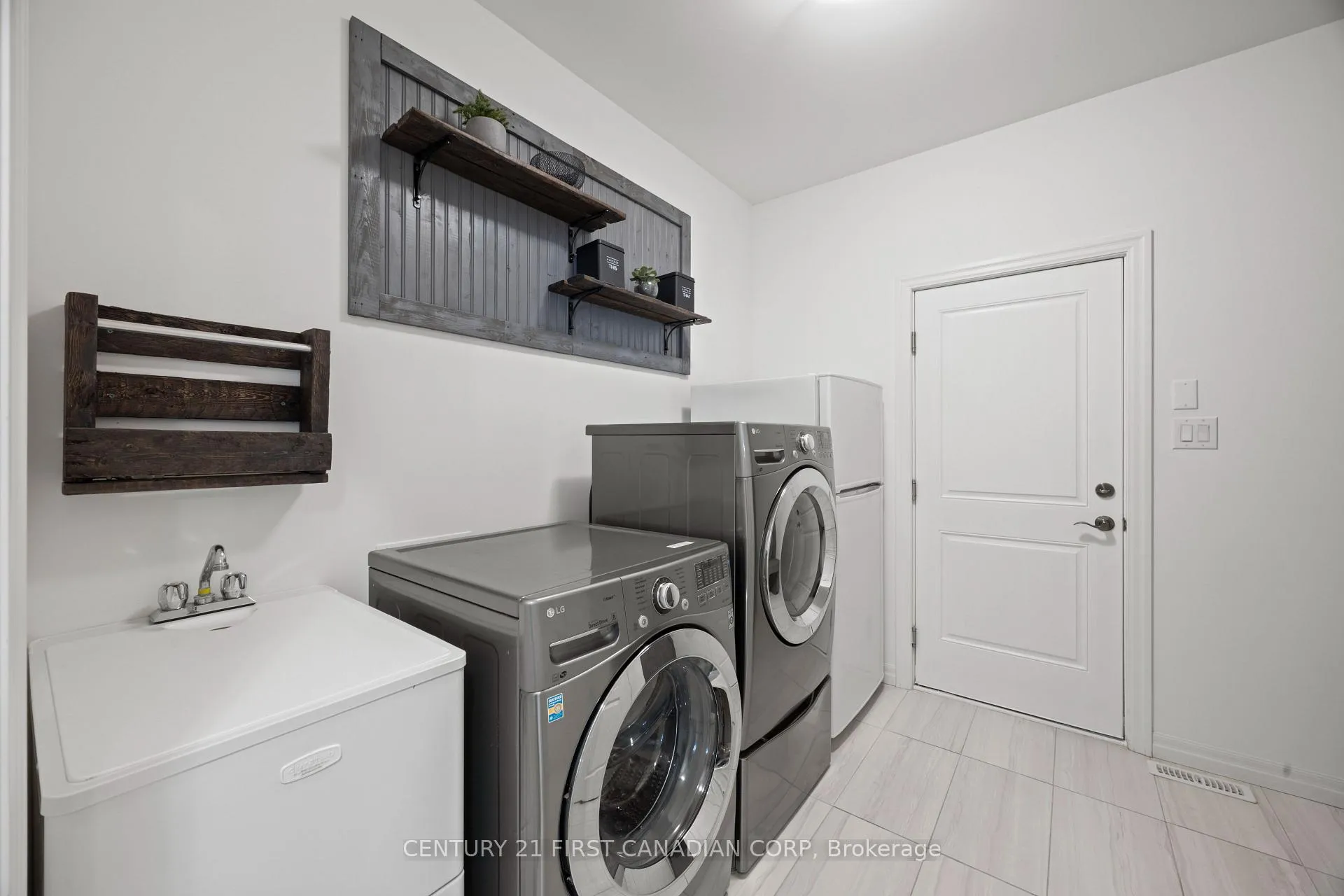 Photo 23 of 31 Violet Court, Middlesex Centre, Ilderton — HOMEH