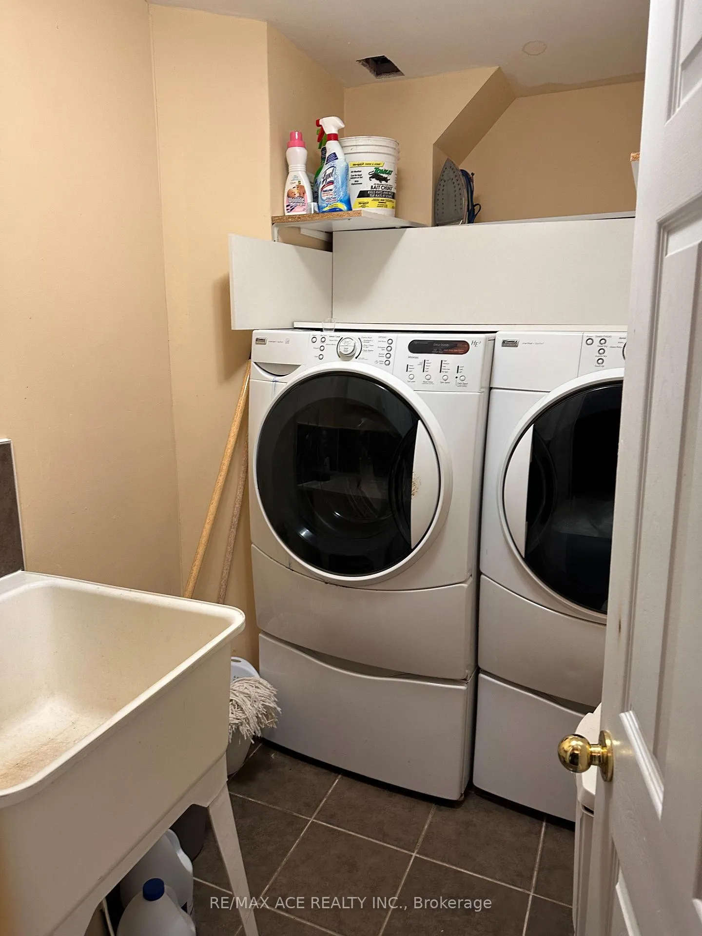 Photo 12 of 247 Royal Salisbury Way, Brampton, Madoc — HOMEH