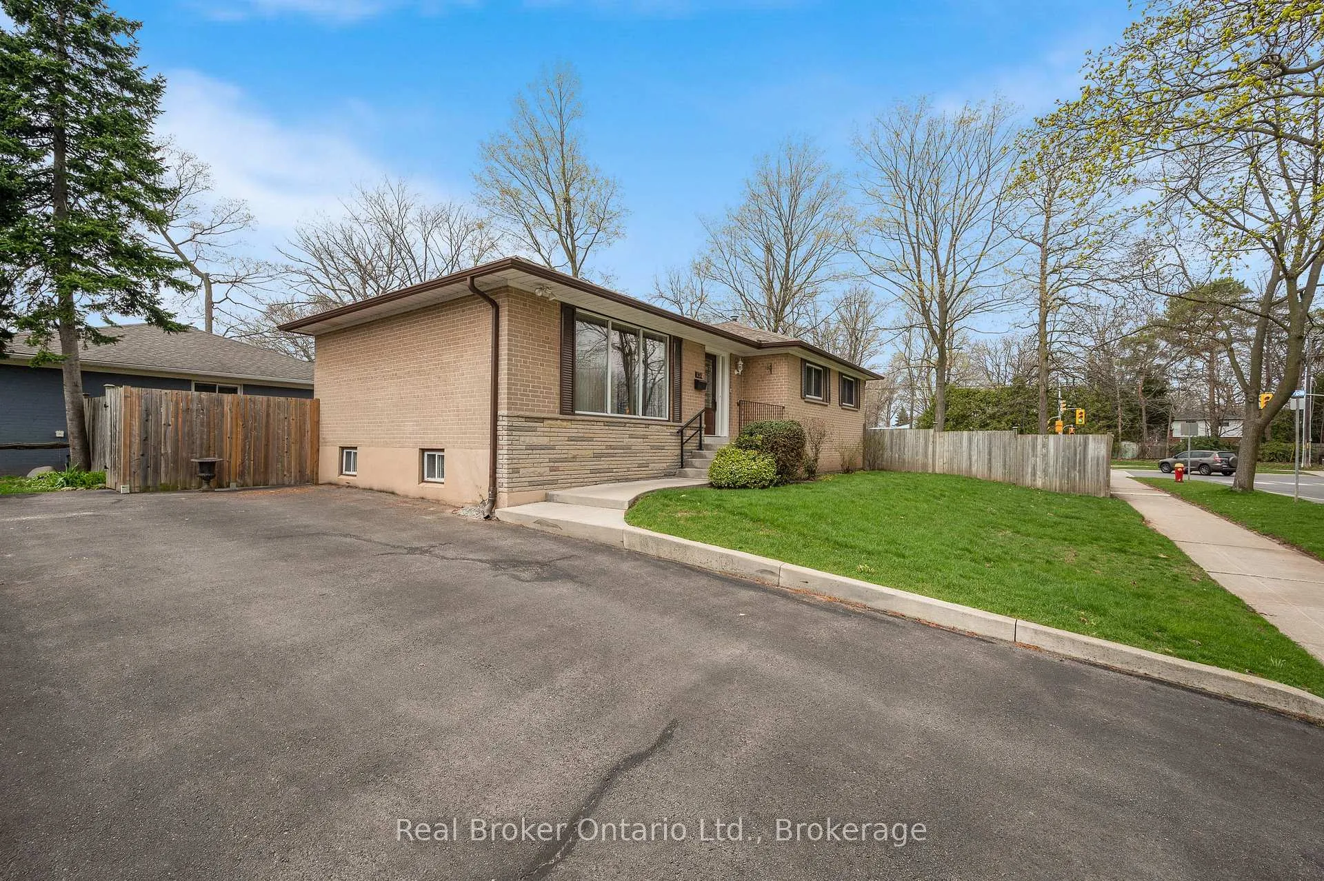 Photo 4 of 434 Hampton Heath Road, Burlington, Appleby — HOMEH