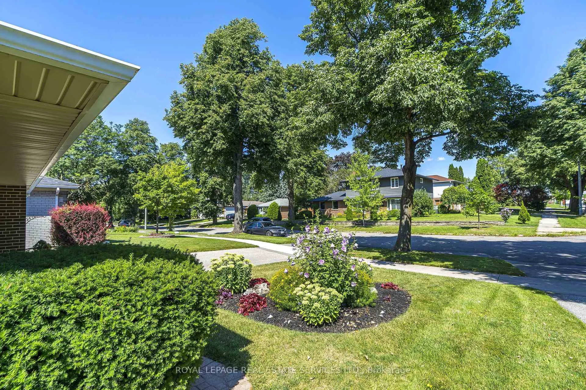 Photo 2 of 23 Birchleaf Crescent, Etobicoke, Willowridge-Martingrove-Richview — HOMEH