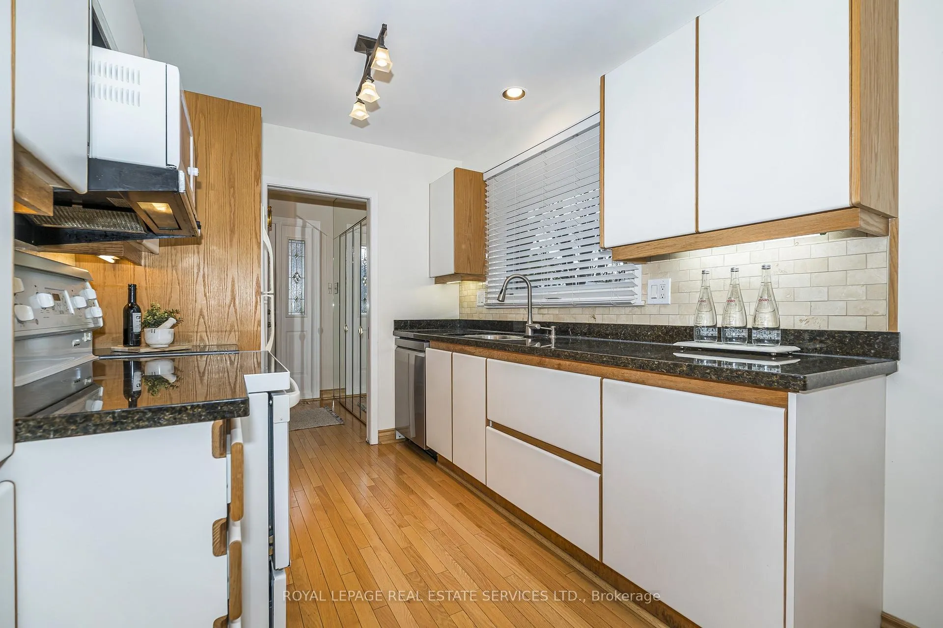 Photo 8 of 23 Birchleaf Crescent, Etobicoke, Willowridge-Martingrove-Richview — HOMEH