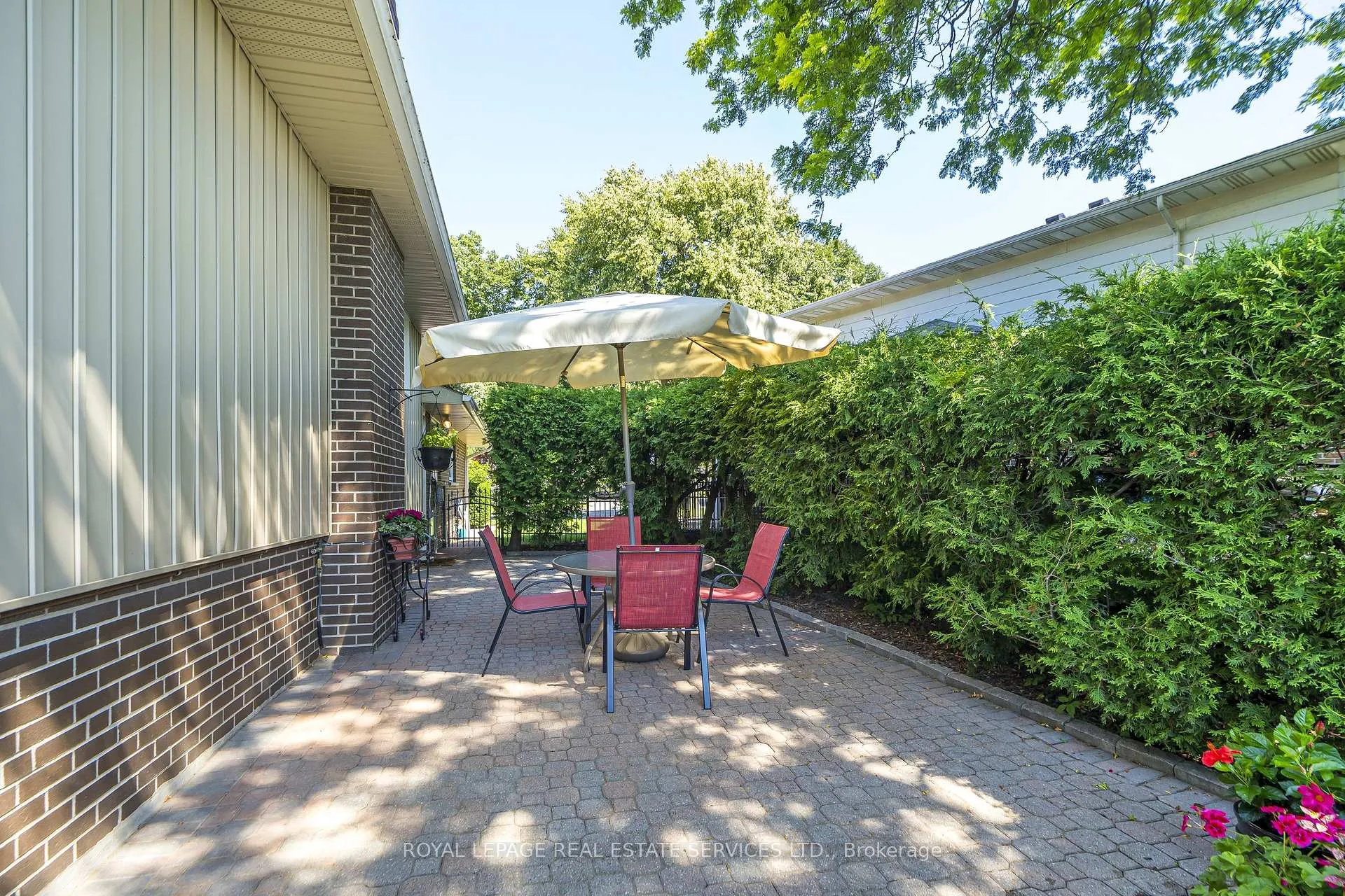 Photo 13 of 23 Birchleaf Crescent, Etobicoke, Willowridge-Martingrove-Richview — HOMEH