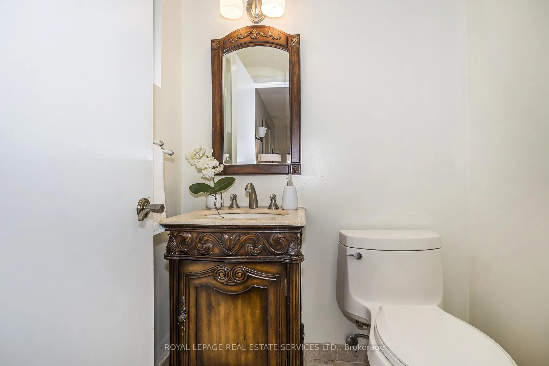 Photo 16 of 23 Birchleaf Crescent, Etobicoke, Willowridge-Martingrove-Richview — HOMEH
