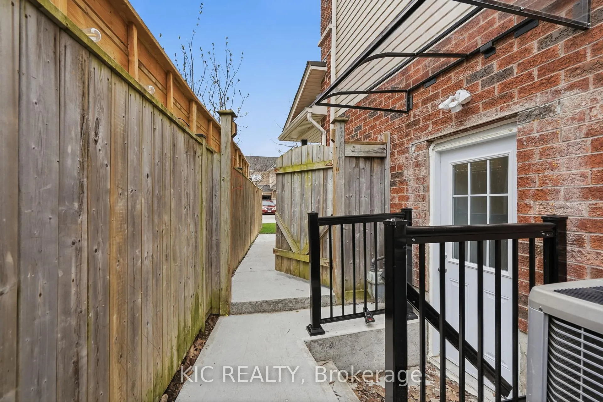 Photo 2 of Unit Basement, 38 Maple Crown Terrace, Barrie, Innis-Shore — HOMEH