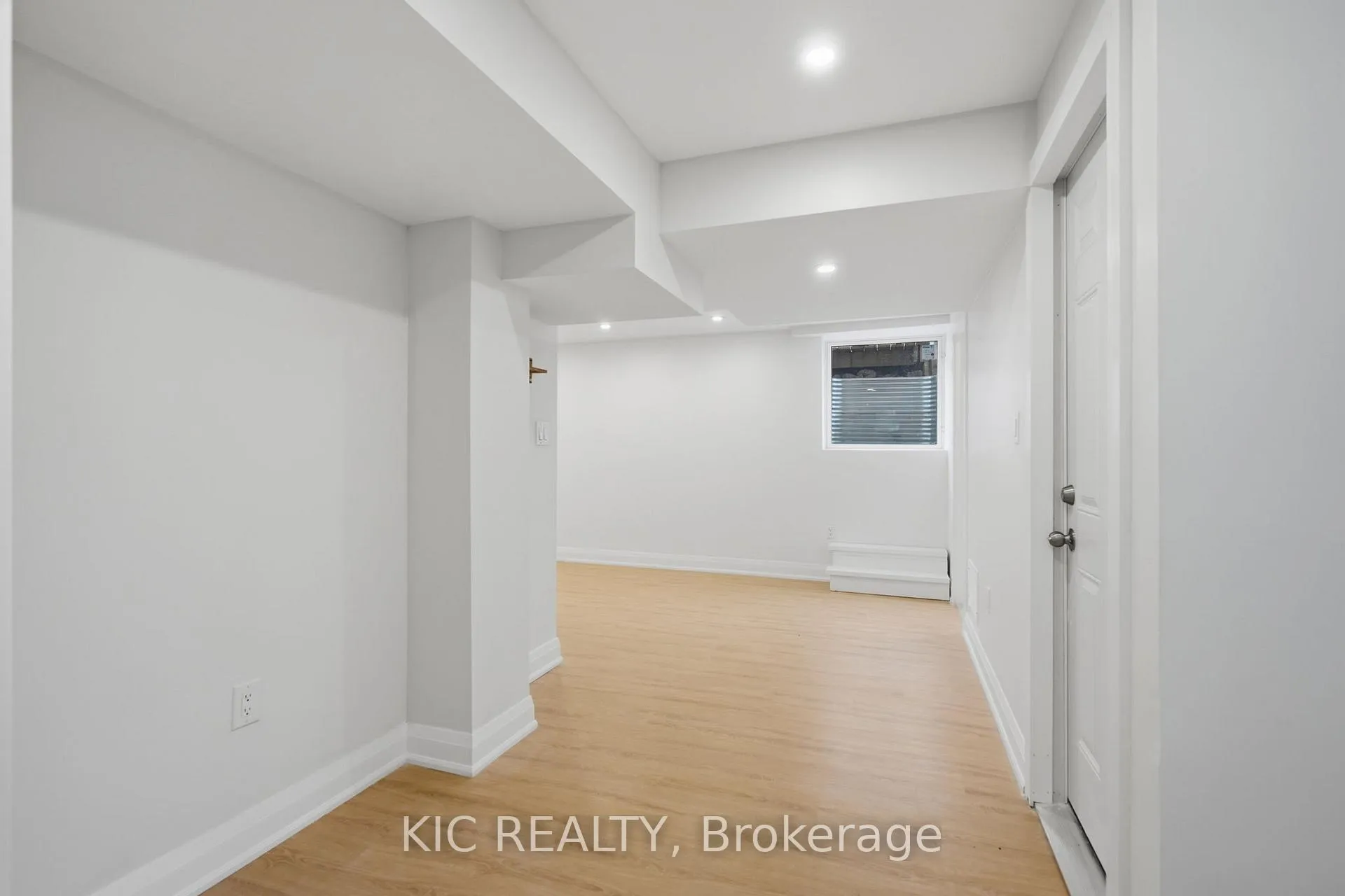 Photo 4 of Unit Basement, 38 Maple Crown Terrace, Barrie, Innis-Shore — HOMEH