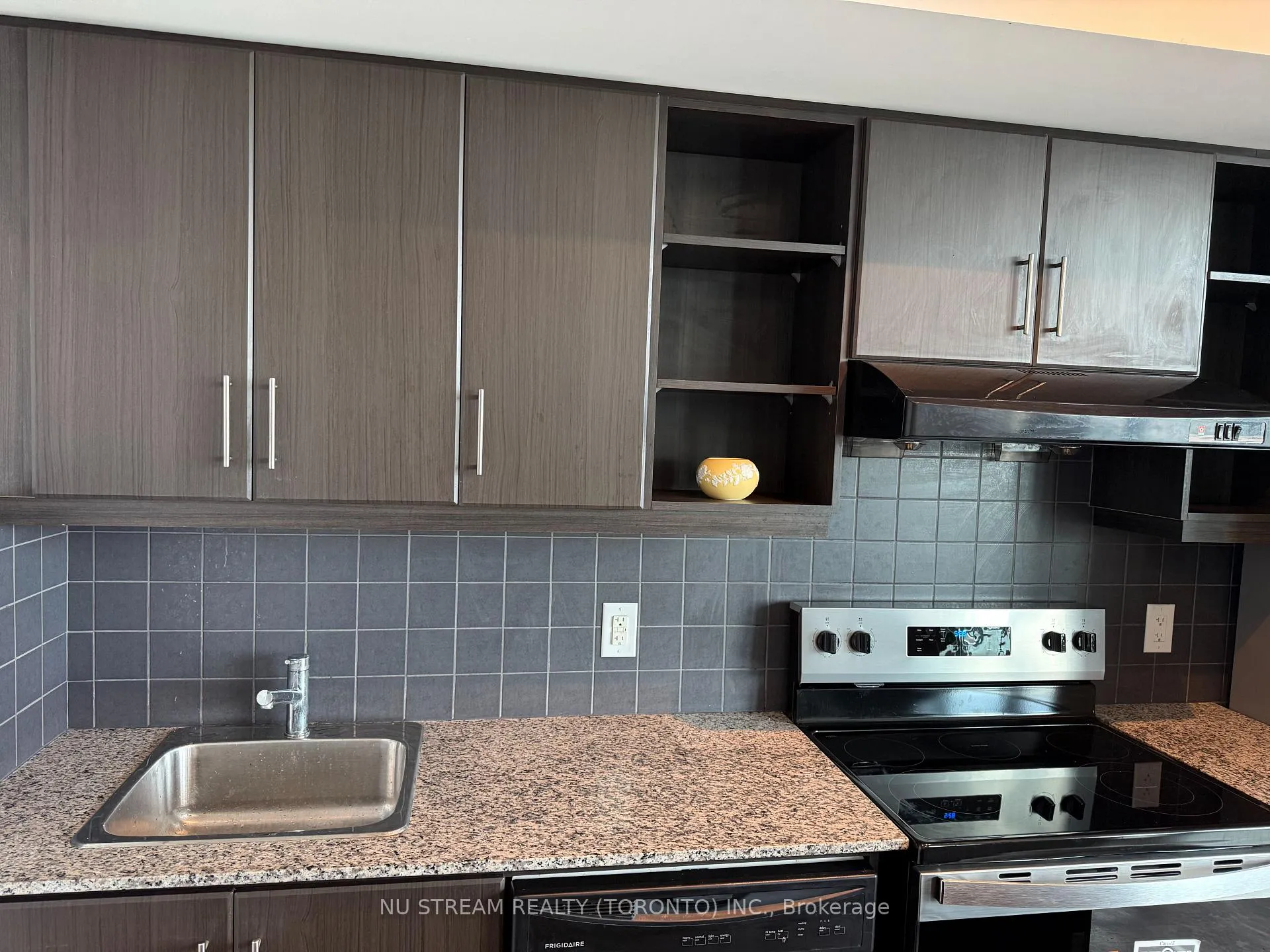 Photo 3 of Unit 708, 35 Brian Peck Crescent, Toronto, Thorncliffe Park — HOMEH