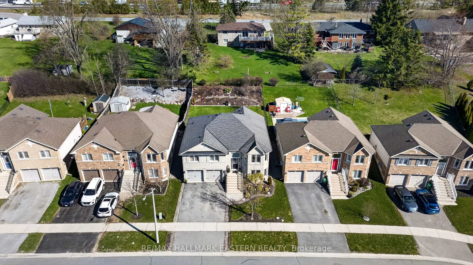 Photo 3 of 582 Clancy Crescent, Peterborough, Otonabee Ward 1 — HOMEH