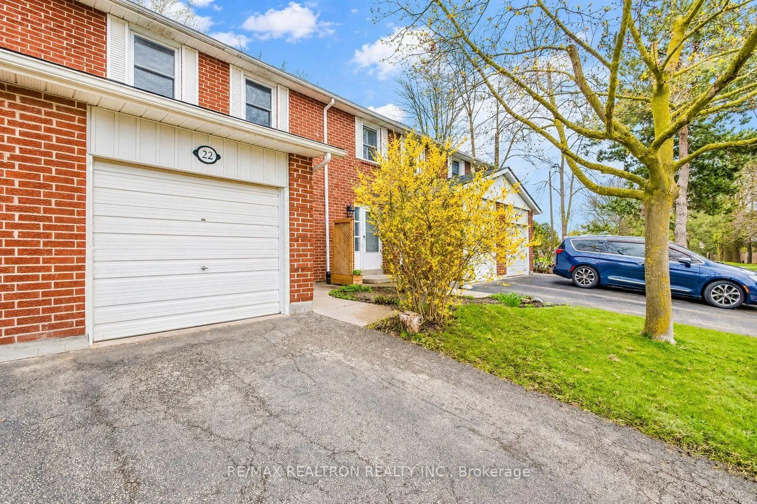 Photo 2 of 22 Porterfield Crescent, Markham, Aileen-Willowbrook — HOMEH