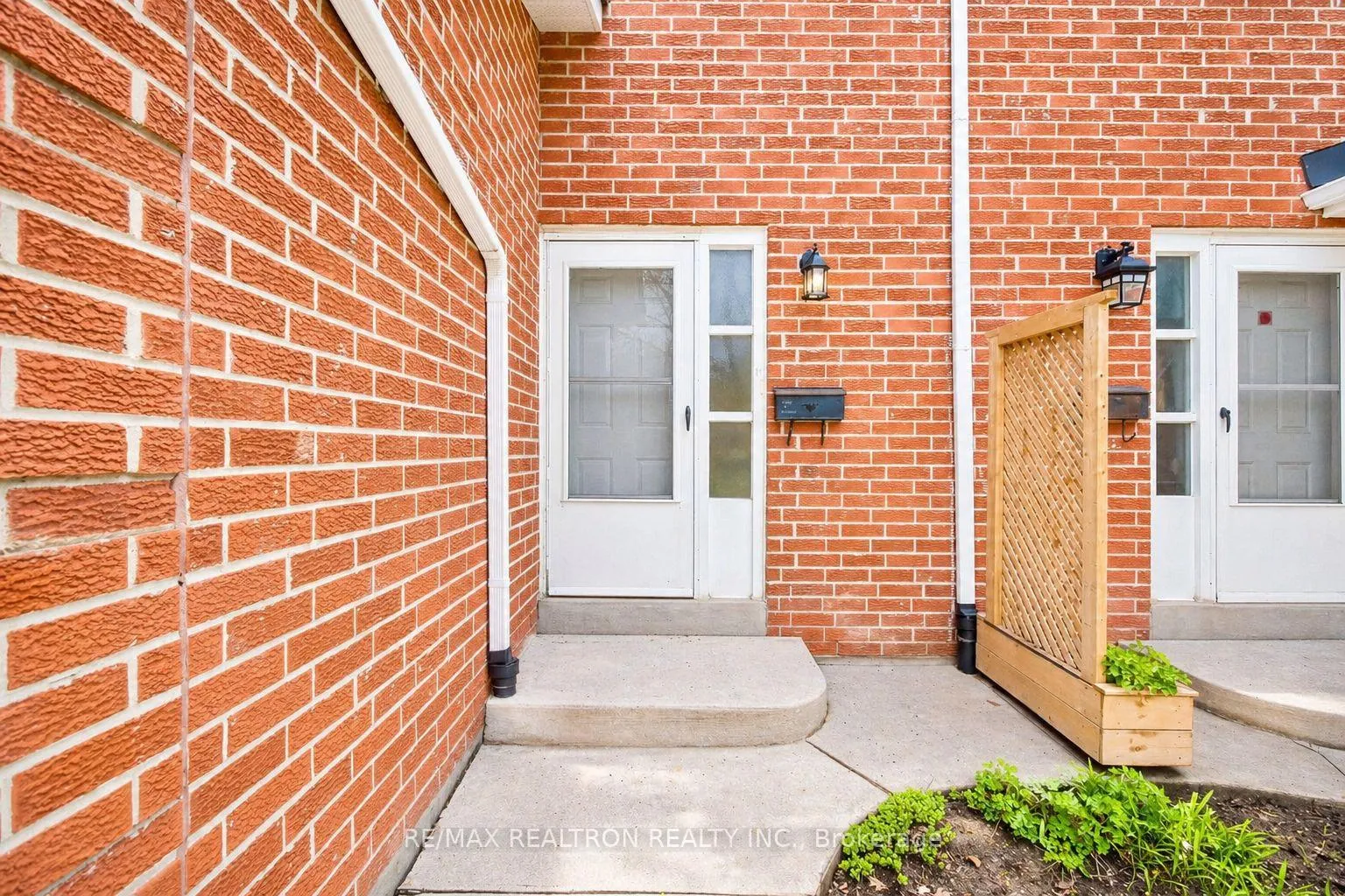 Photo 3 of 22 Porterfield Crescent, Markham, Aileen-Willowbrook — HOMEH
