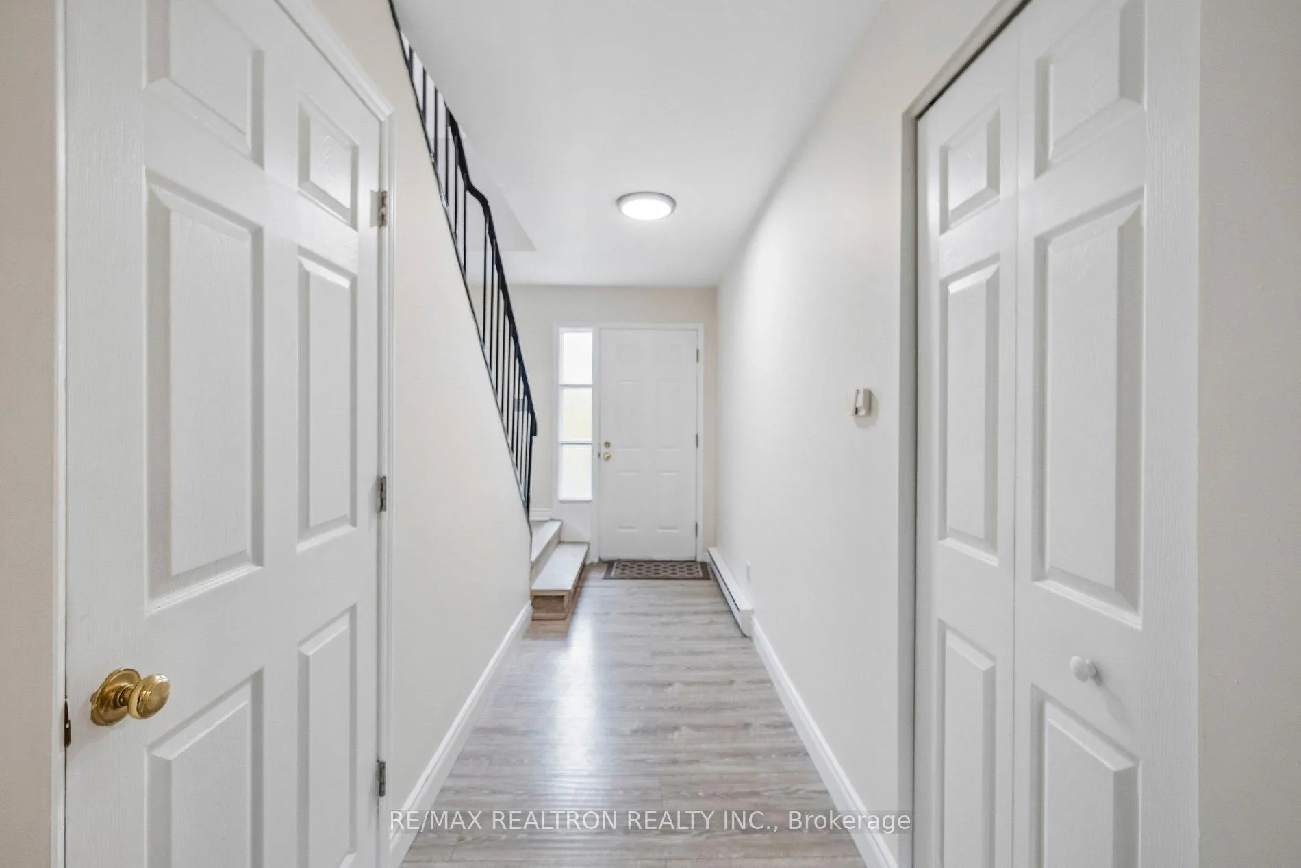 Photo 4 of 22 Porterfield Crescent, Markham, Aileen-Willowbrook — HOMEH