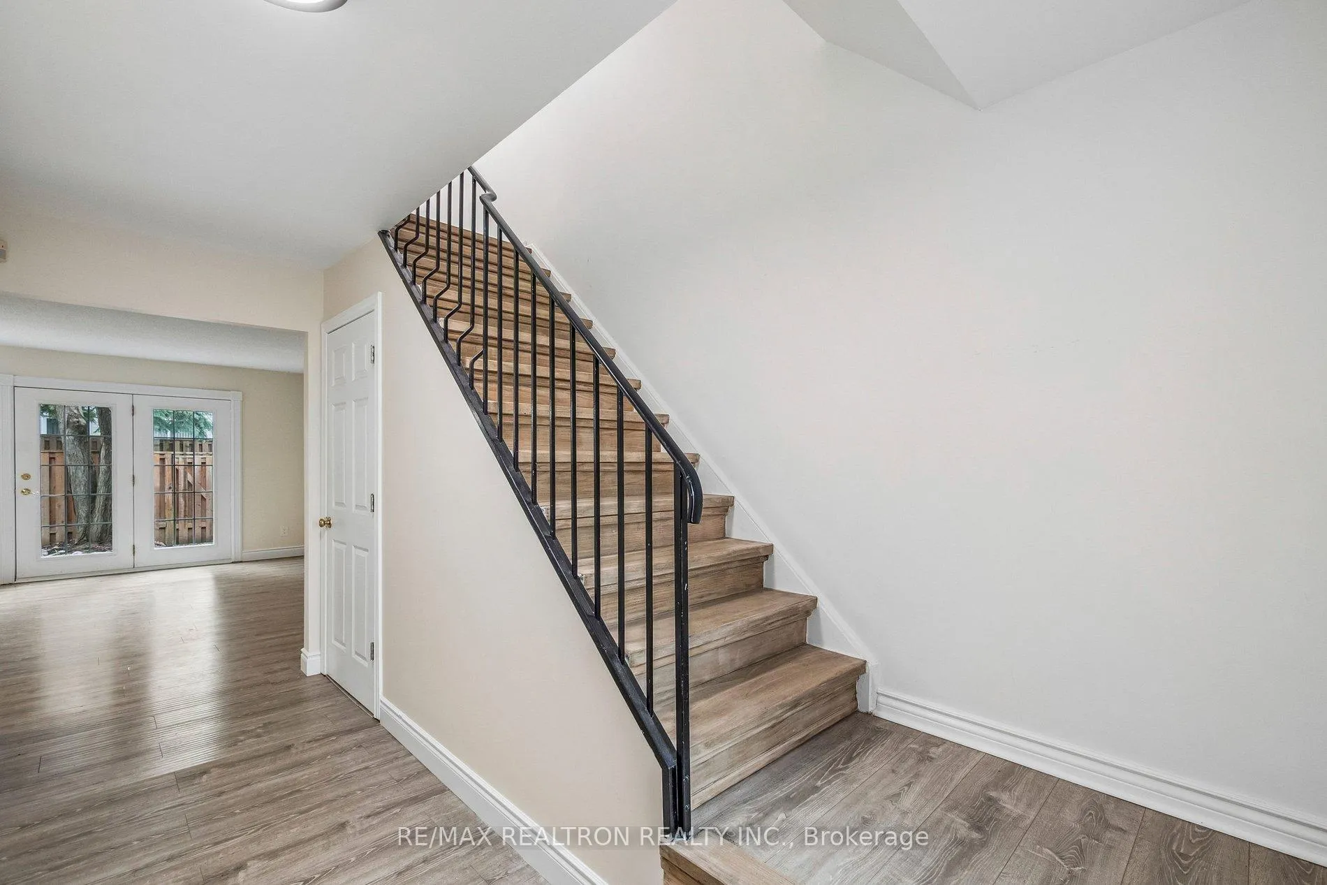 Photo 5 of 22 Porterfield Crescent, Markham, Aileen-Willowbrook — HOMEH
