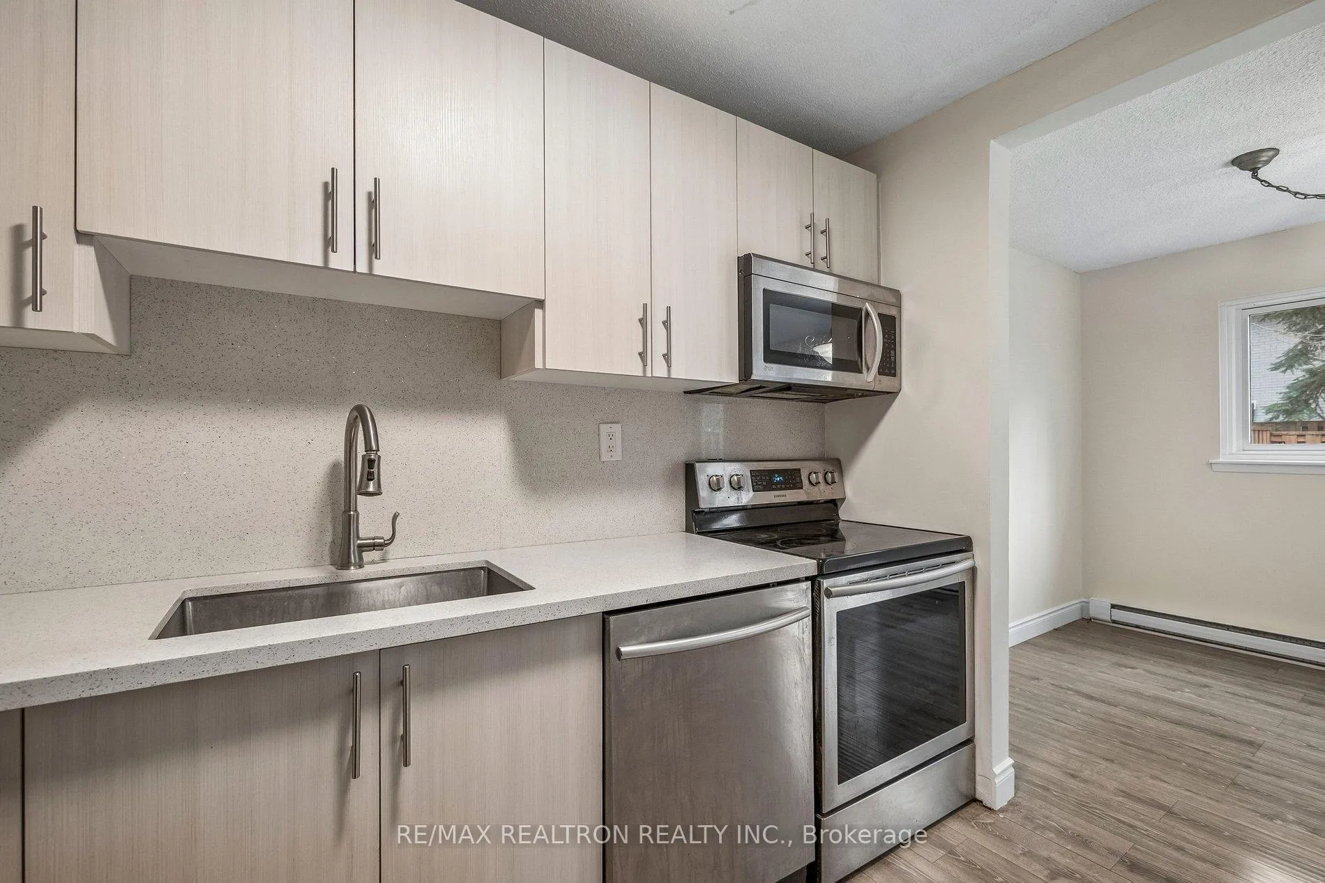 Photo 11 of 22 Porterfield Crescent, Markham, Aileen-Willowbrook — HOMEH