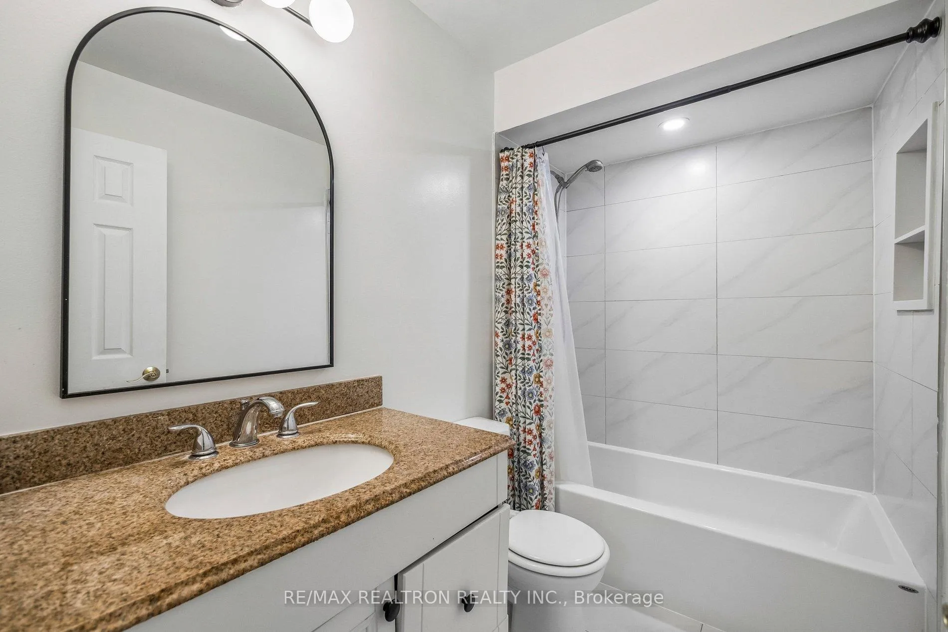 Photo 16 of 22 Porterfield Crescent, Markham, Aileen-Willowbrook — HOMEH