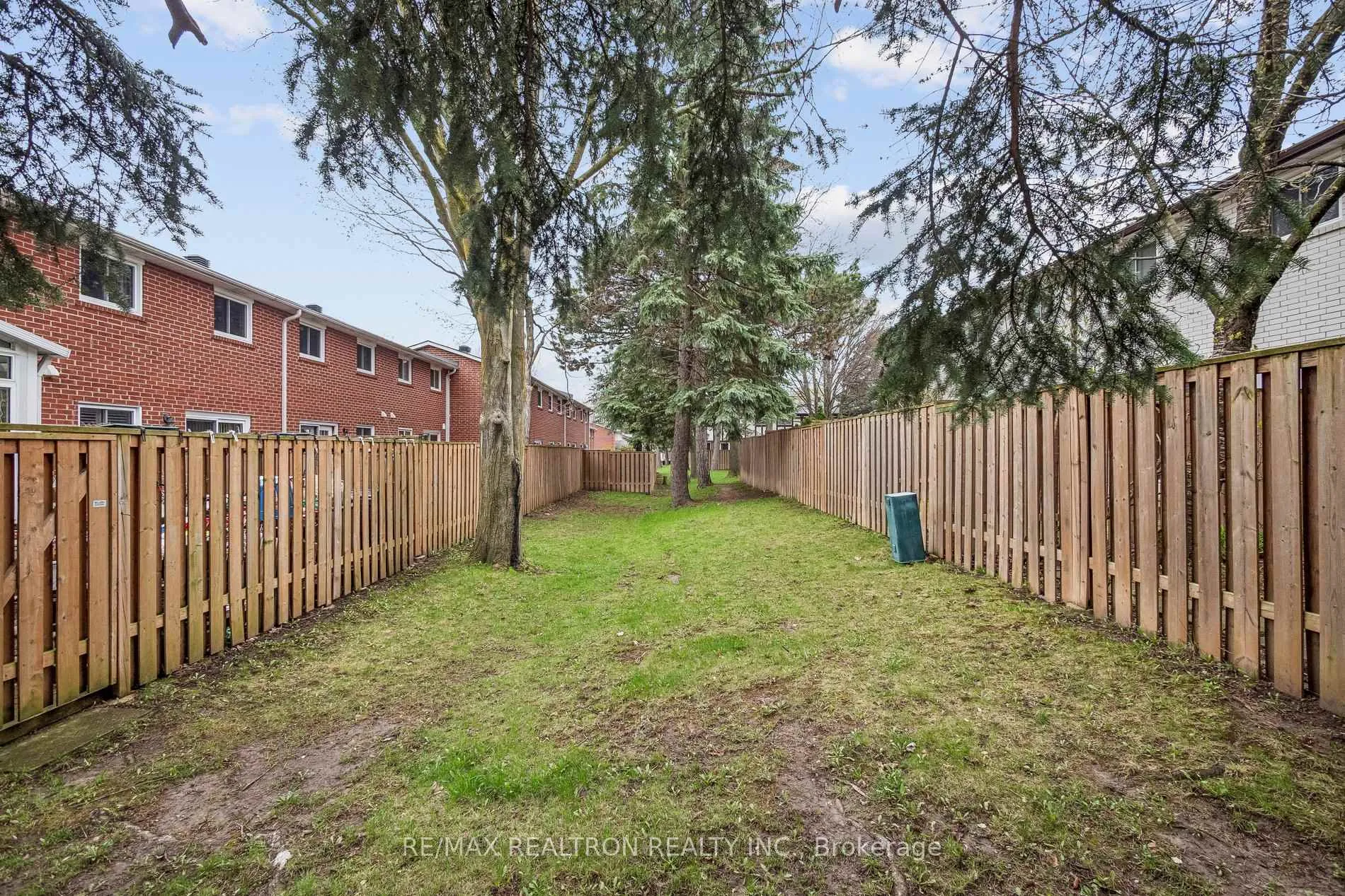 Photo 21 of 22 Porterfield Crescent, Markham, Aileen-Willowbrook — HOMEH