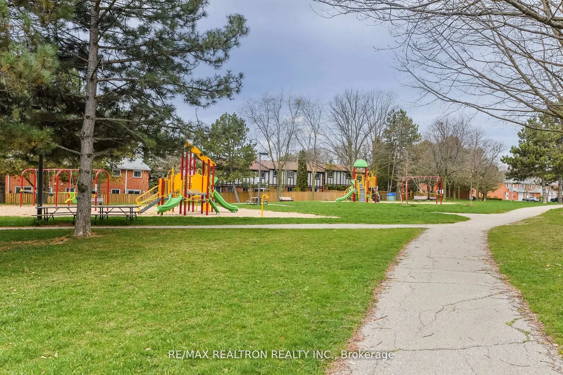 Photo 25 of 22 Porterfield Crescent, Markham, Aileen-Willowbrook — HOMEH