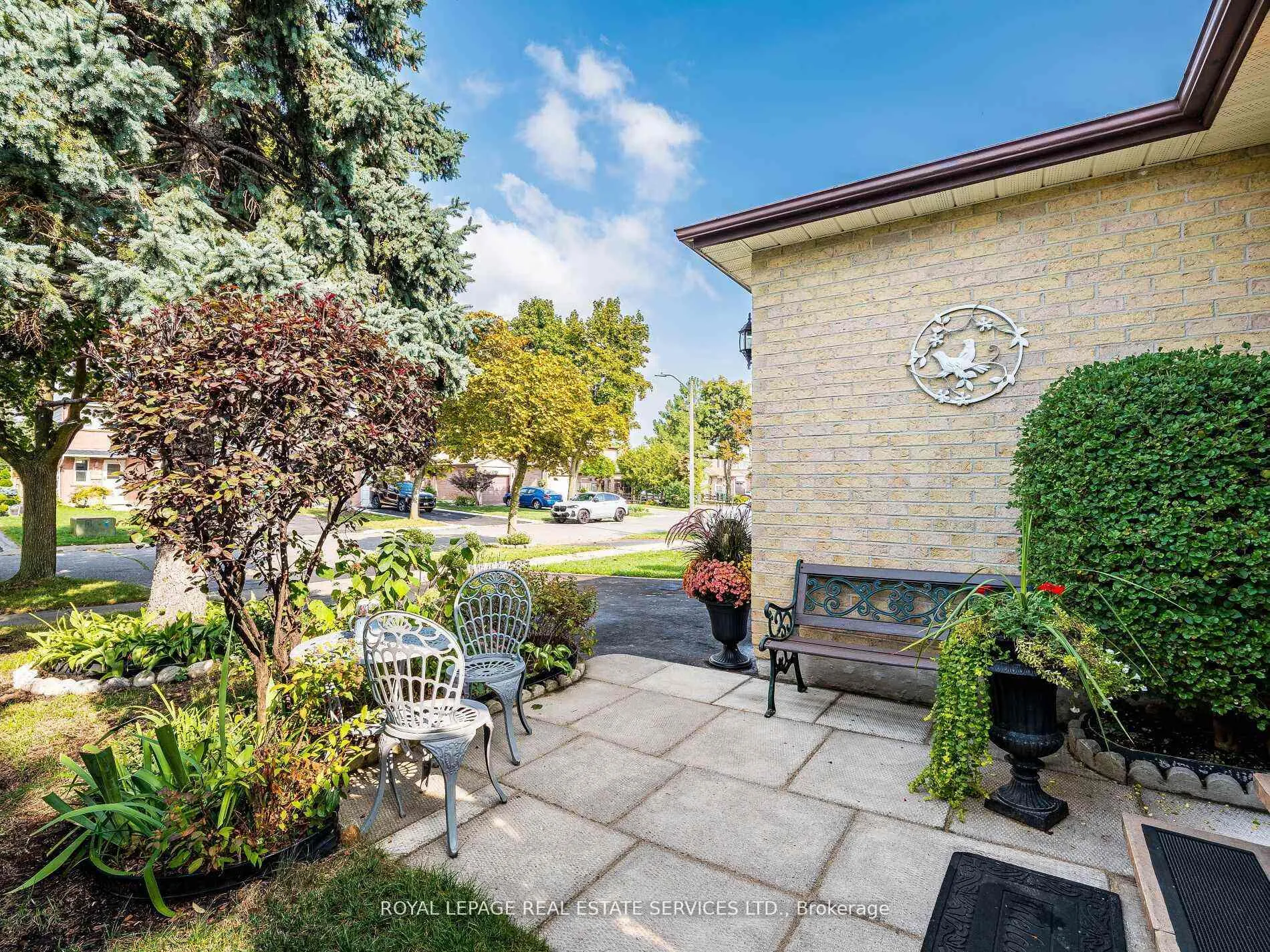 Photo 4 of 77 Martindale Crescent, Brampton, Brampton West — HOMEH