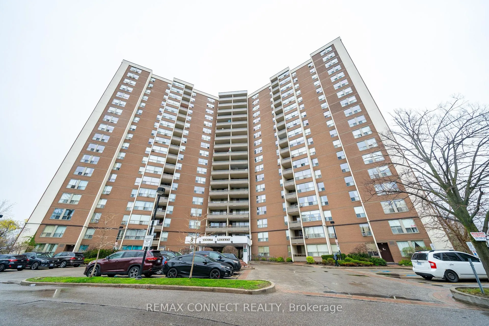 Photo 2 of 5 Vicora Linkway, Toronto, Flemingdon Park — HOMEH