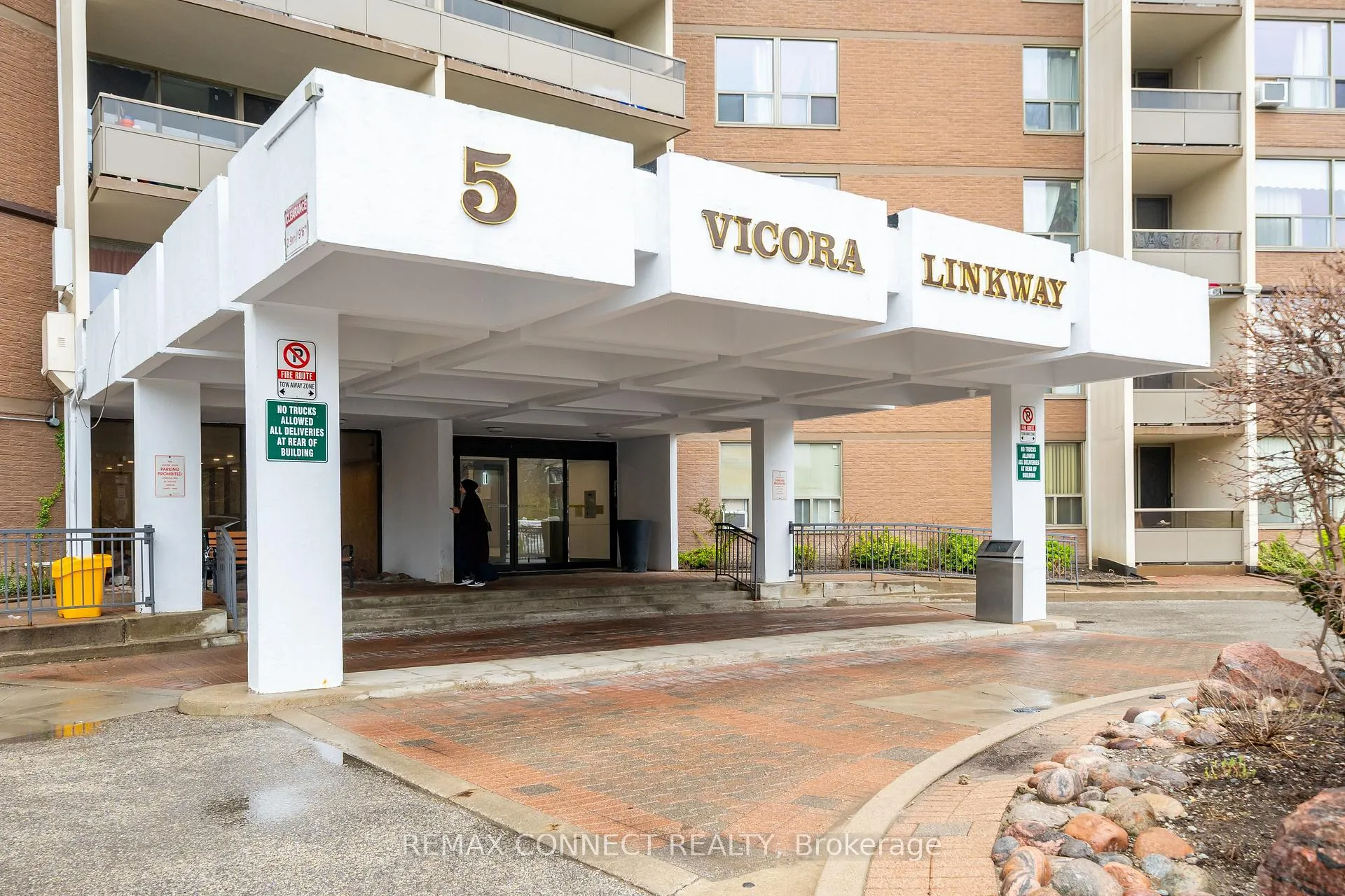 Photo 3 of 5 Vicora Linkway, Toronto, Flemingdon Park — HOMEH
